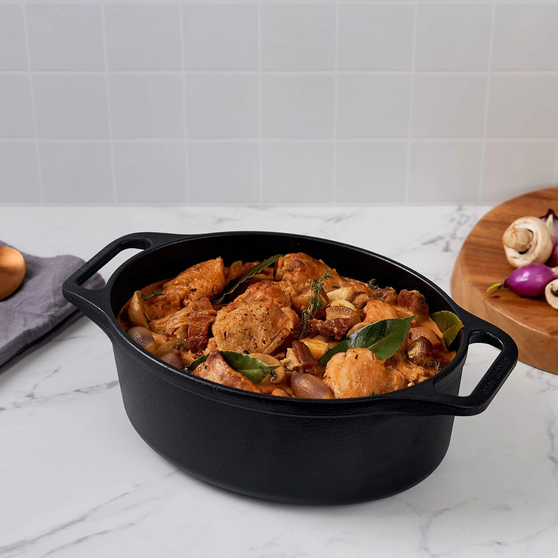 Victoria Forno Olandese, Pentola et Padella Induzione Ghisa Smaltata 31 cm Ovale, Cocotte 5,7L, Senza PTFE né PFOA, Adatta per Fuoco, Barbecue, Forno, Vetroceramica, Gas