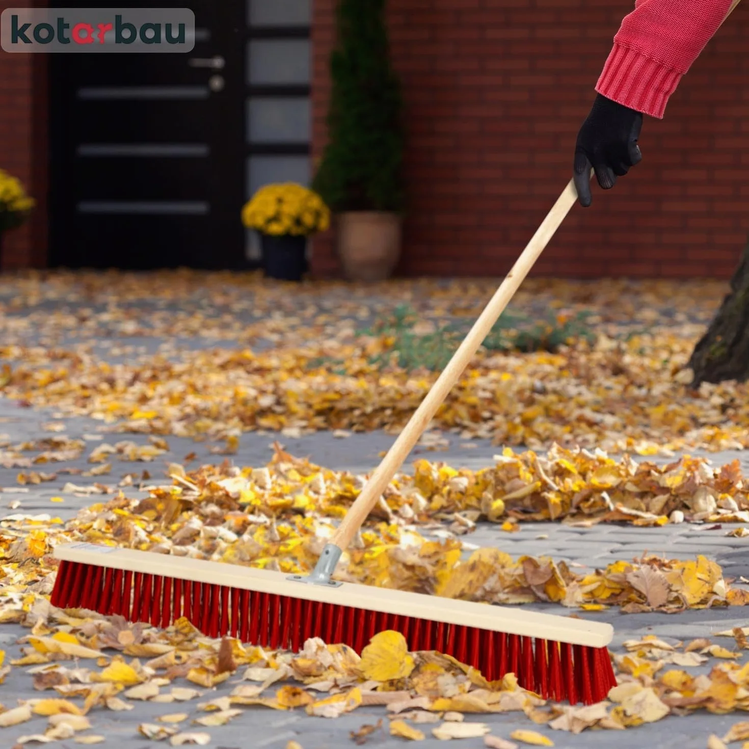 KOTARBAU® Scopa da Esterno - Spazzolone per Pavimenti Esterni - 85 cm - Scopettone Industriale - Scopa Giardino Esterno - con Manico - Legno - PVC