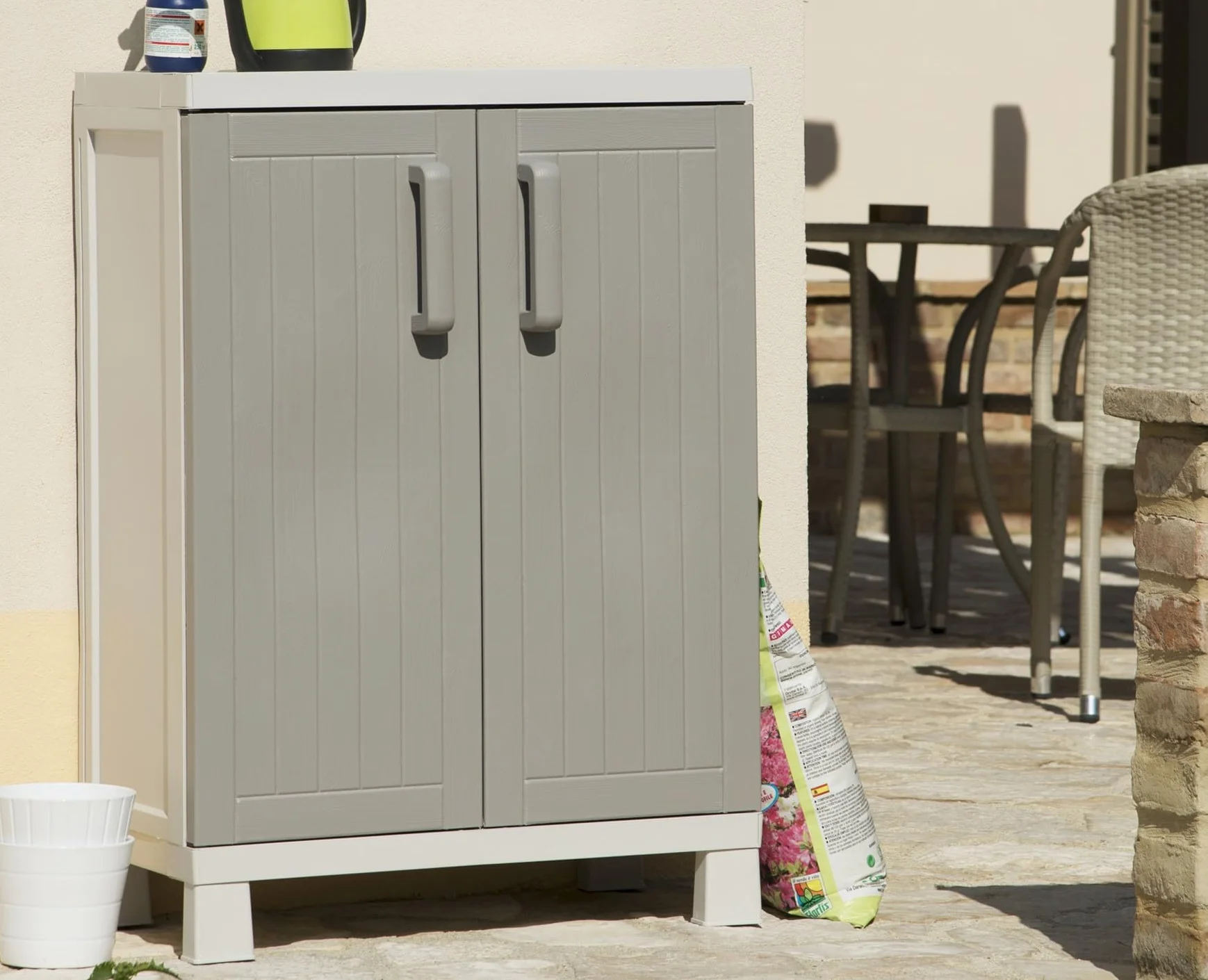 Toomax Armadio Wood Midi Basso 65x37x93h cm in plastica resistente effetto legno grigio tortora/grigio chiaro, con 2 ripiani regolabili e piedini, ideale per garage, cantine e spazi interni