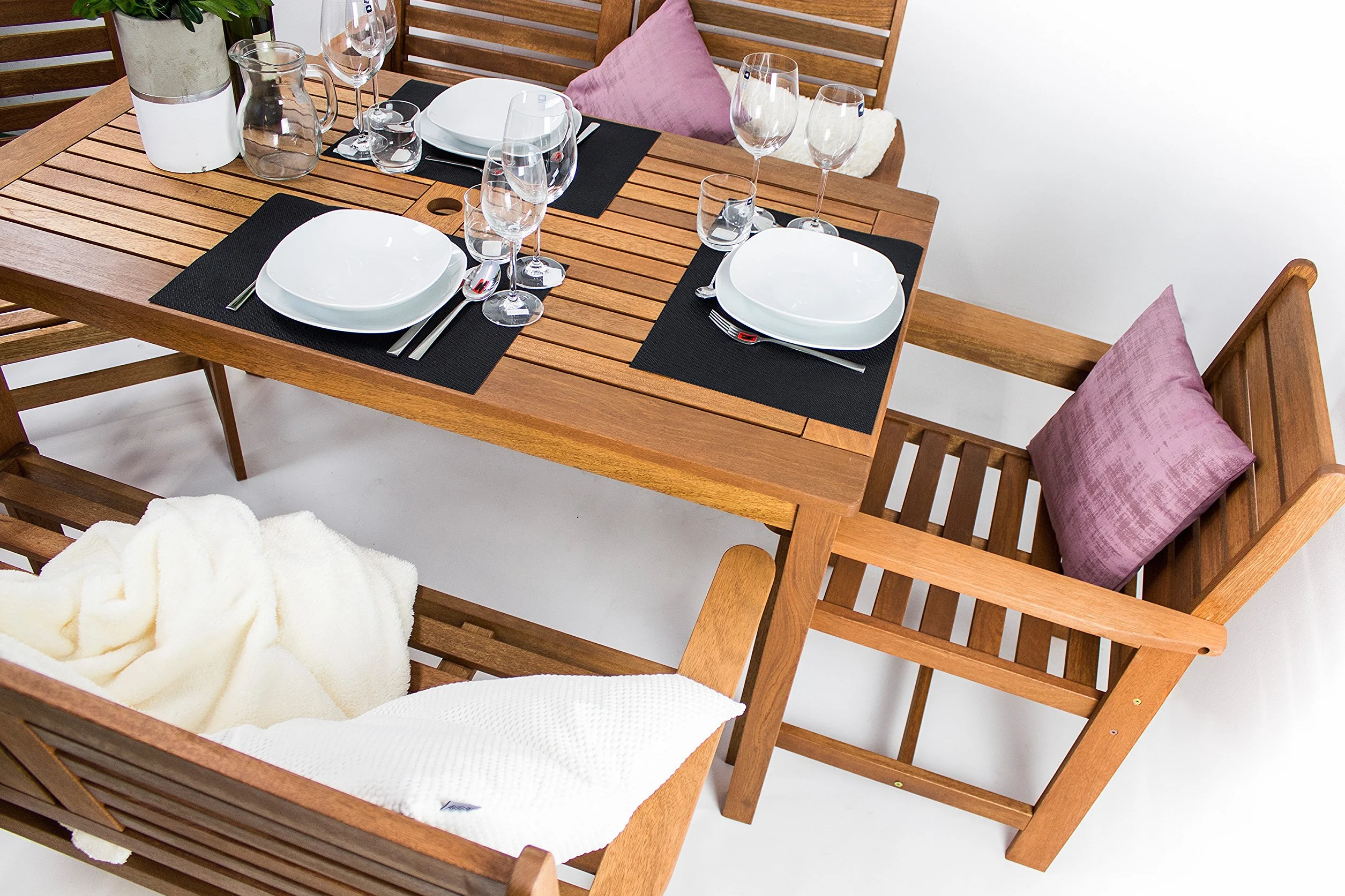 AVANTI TRENDSTORE Set da giardino 5 pezzi in legno tropicale tavolo 135x73,5x75 cm sedie 61x88x62 cm panche 120x88x62 cm