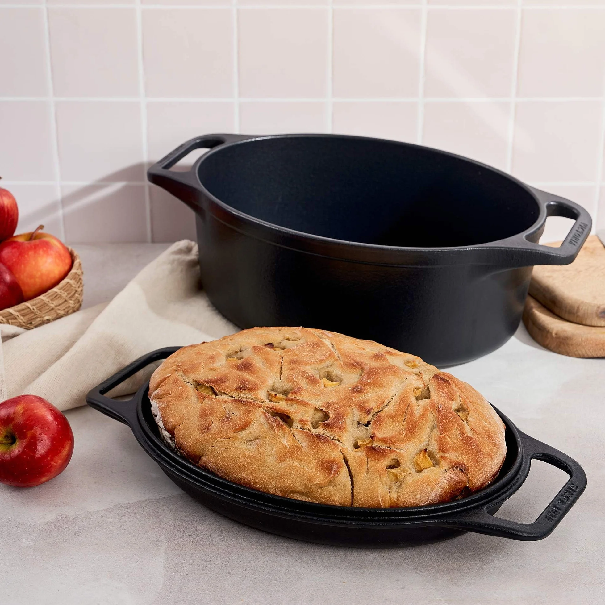 Victoria Forno Olandese, Pentola et Padella Induzione Ghisa Smaltata 31 cm Ovale, Cocotte 5,7L, Senza PTFE né PFOA, Adatta per Fuoco, Barbecue, Forno, Vetroceramica, Gas