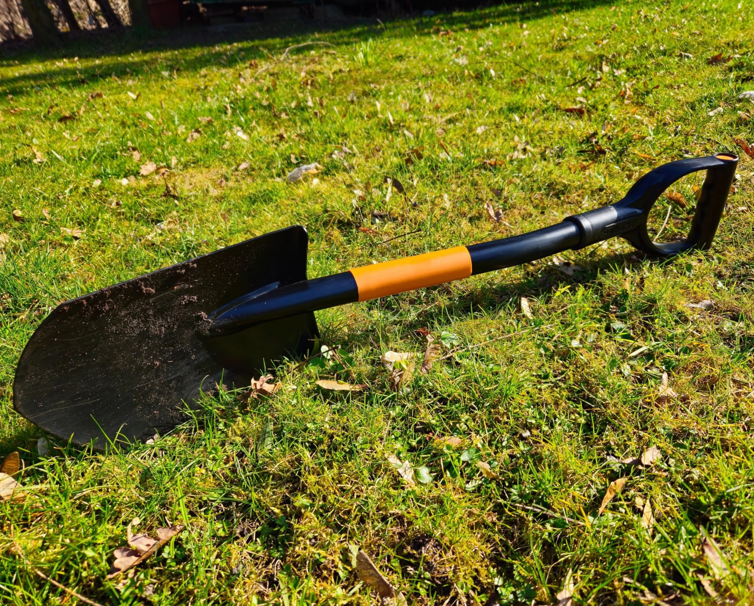 MIVOS Vanga a Punta in Acciaio Temprato - 75 cm - Mini Vanga Con Manico in Metallo e Manico a D - Pala da Giardino - Piccola per Lavori di Giardinaggio e Costruzione - Made in EU