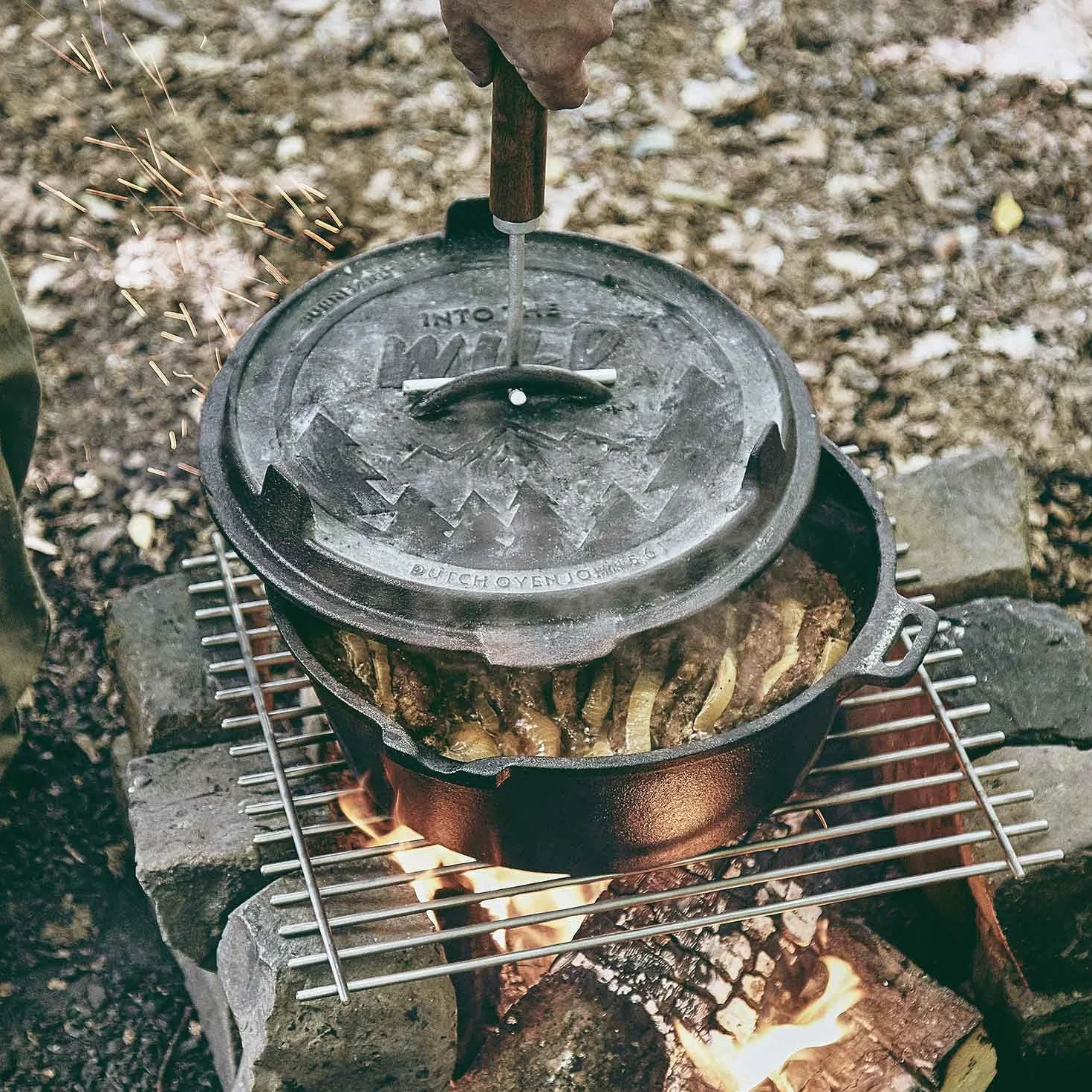 Dutch Oven BURNHARD® in ghisa, 5,6 l capacità, coperchio multifunzione, sollevatore coperchio, per barbecue e focolare, ideale per stufati – Little John