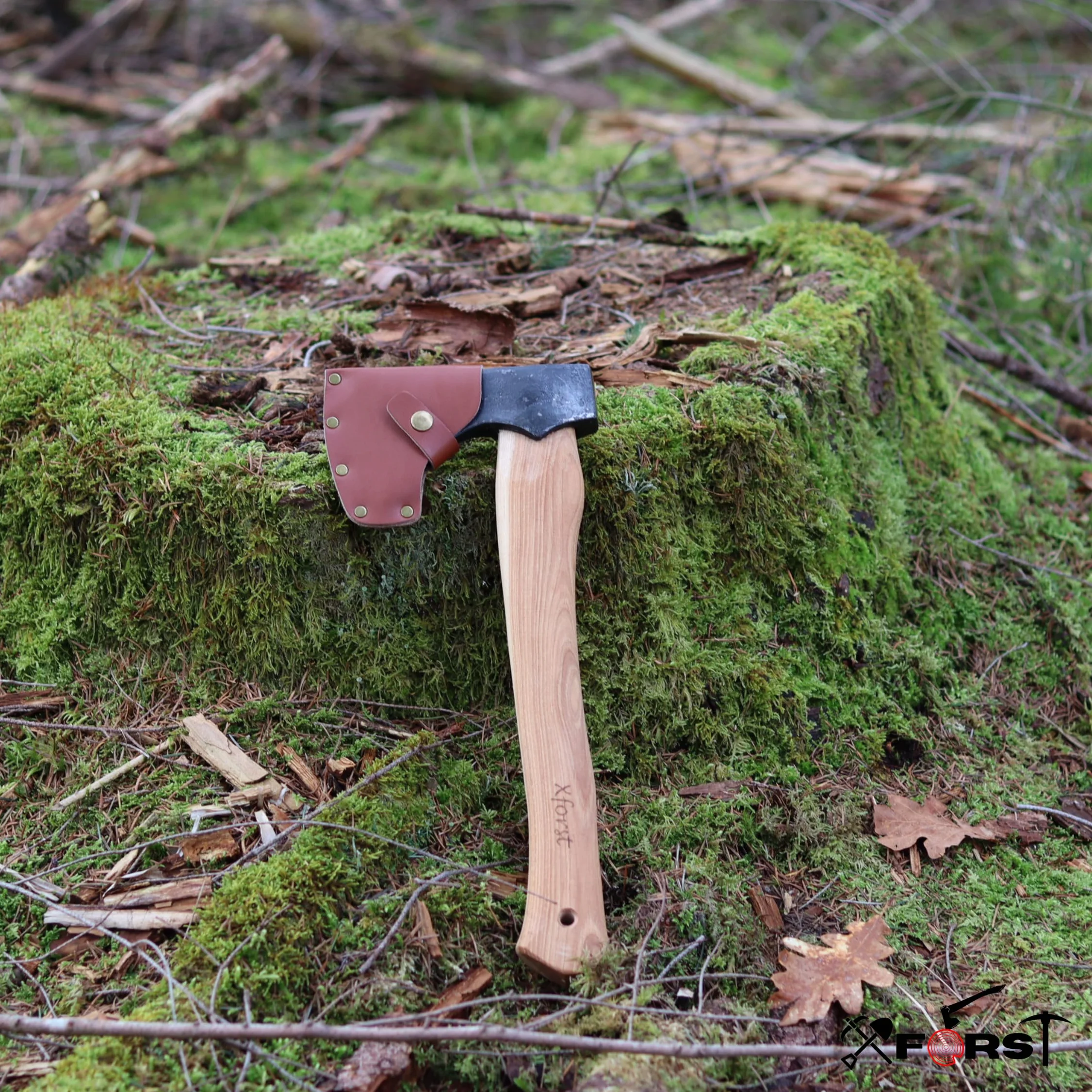 Xforst Ascia Accetta vichinga, scure da sopravvivenza con fodero in pelle, Acciaio al carbonio forgiato, manico in legno di noce americano, modello X-TA5B