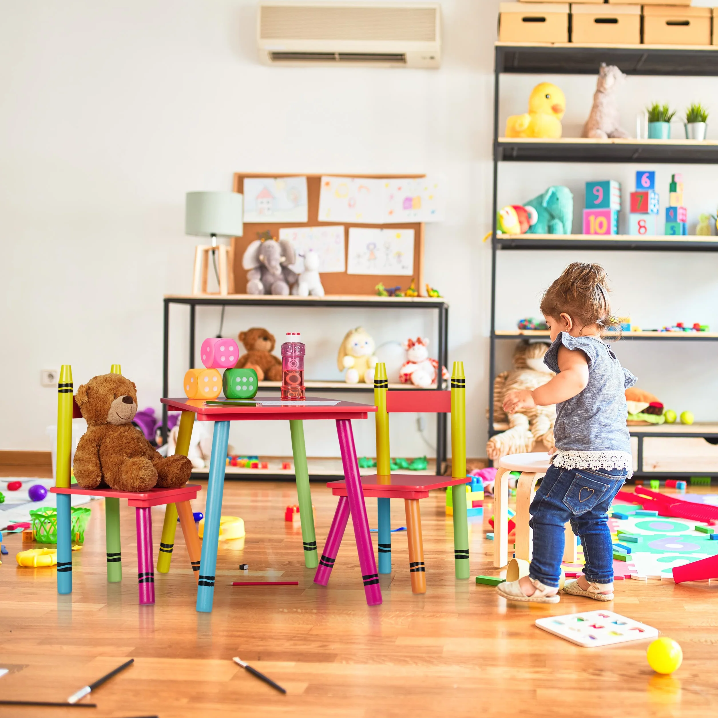 Relaxdays Set Tavolino e Sedie per Bambini e Bambine, Tavolo Basso con 2 Sedioline, in MDF e Legno di Pino, Colorato