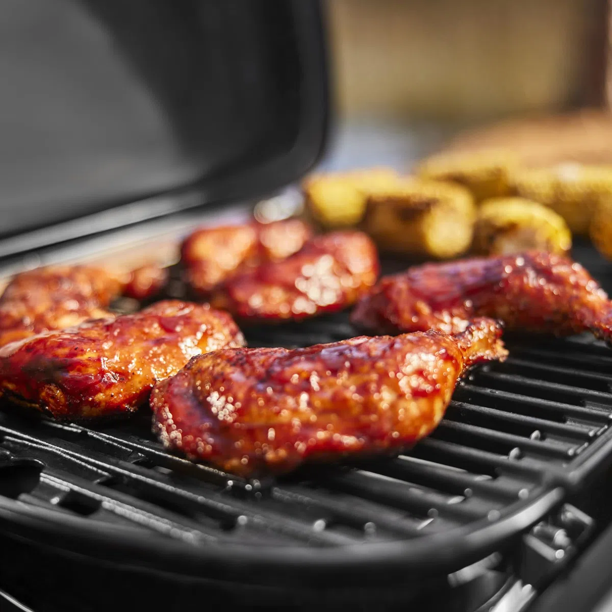 Weber Traveler Compact Barbecue a Gas, Griglia 52x36 cm, BBQ Portatile, Carrello Ripiegabile, Nero