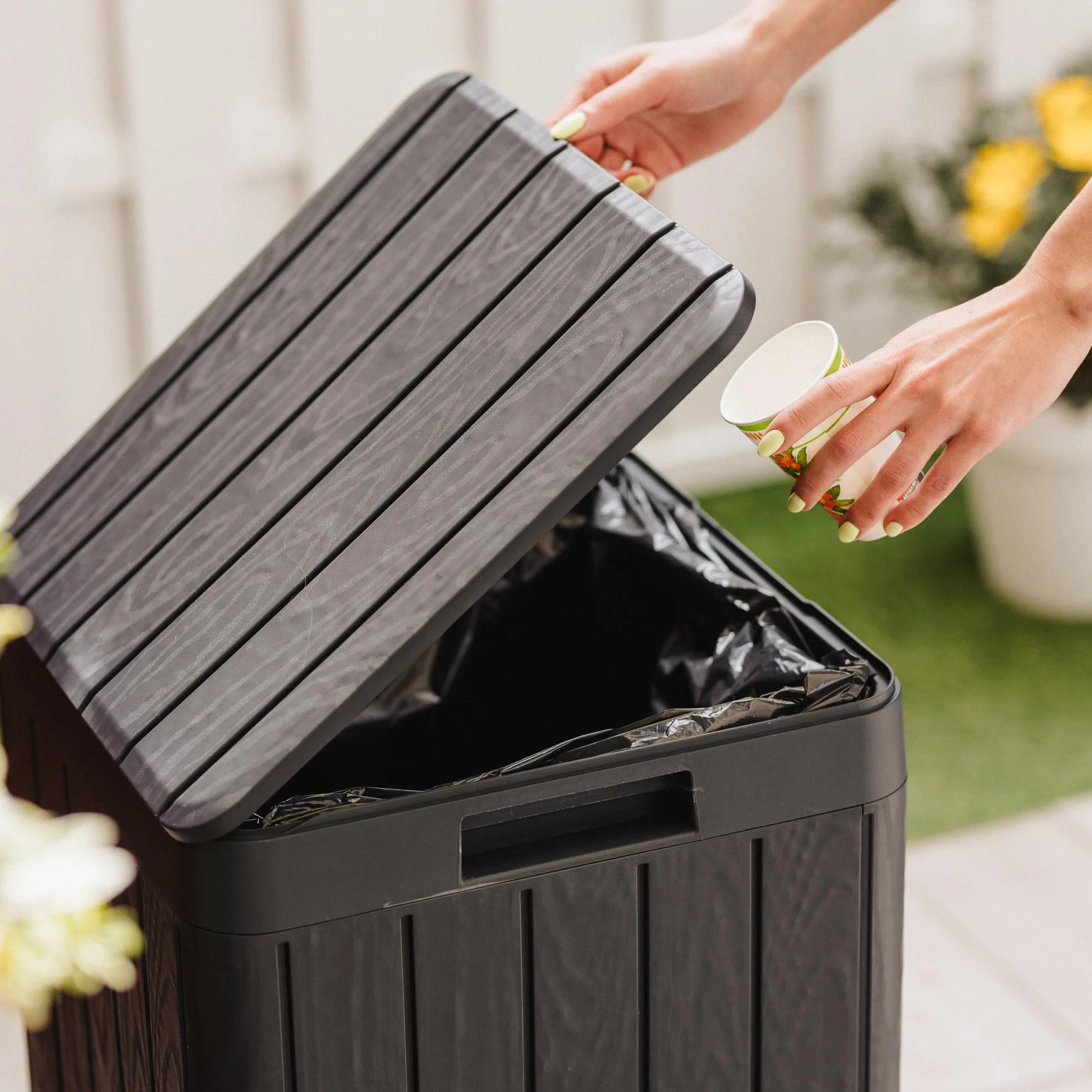 Toomax Rio Garden Bin pattumiera da giardino da 80 litri, 38x38x65h cm, colore nero con maniglie e portasacco, top con apertura a pressione, resistente ai raggi UV, per esterni