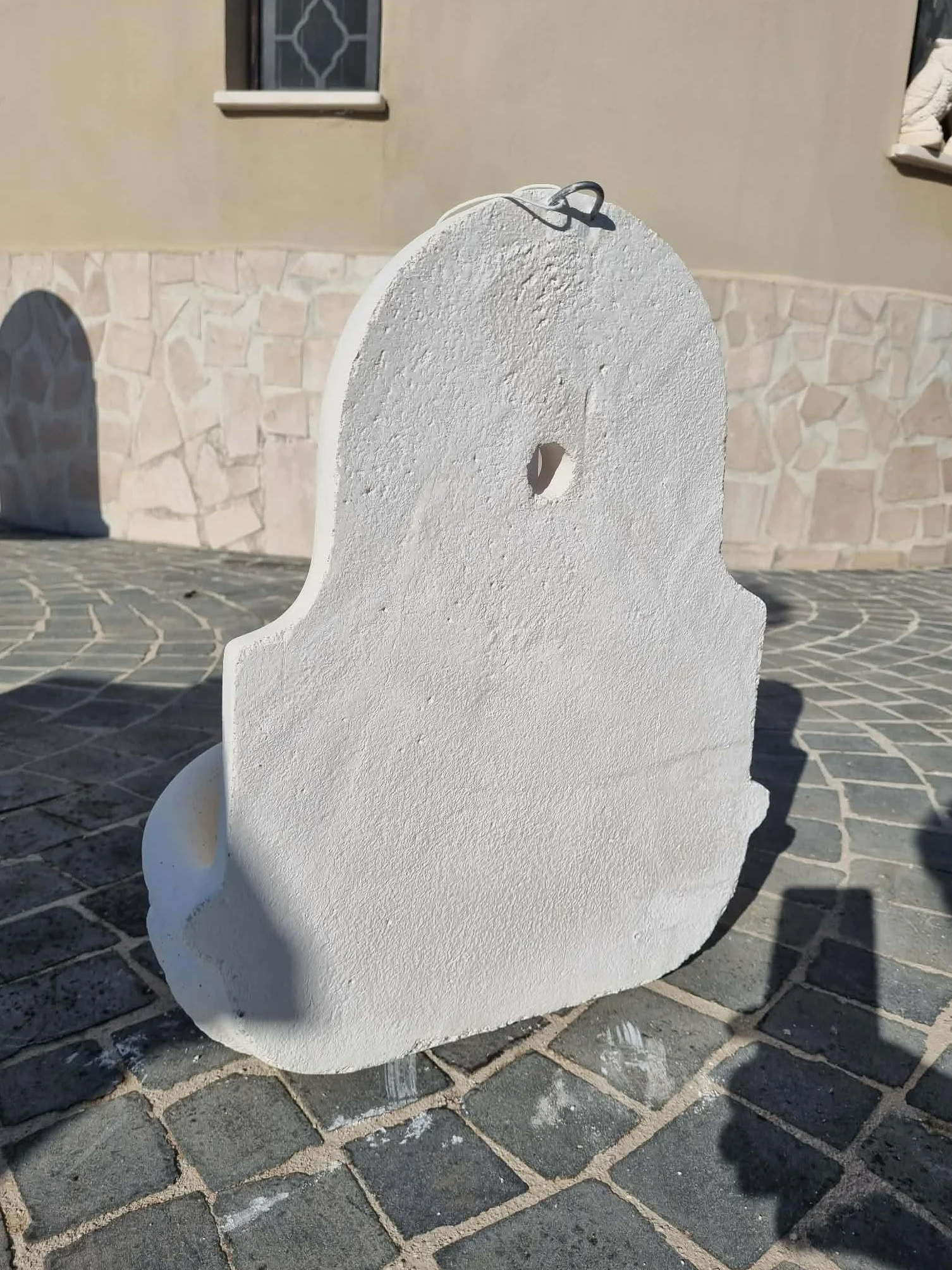 MONDO ARTISTICA Fontana da Parete Sospesa per Giardino, Cemento Bianco e Polvere di Marmo, Piccola, Per esterno altezza 48 cm