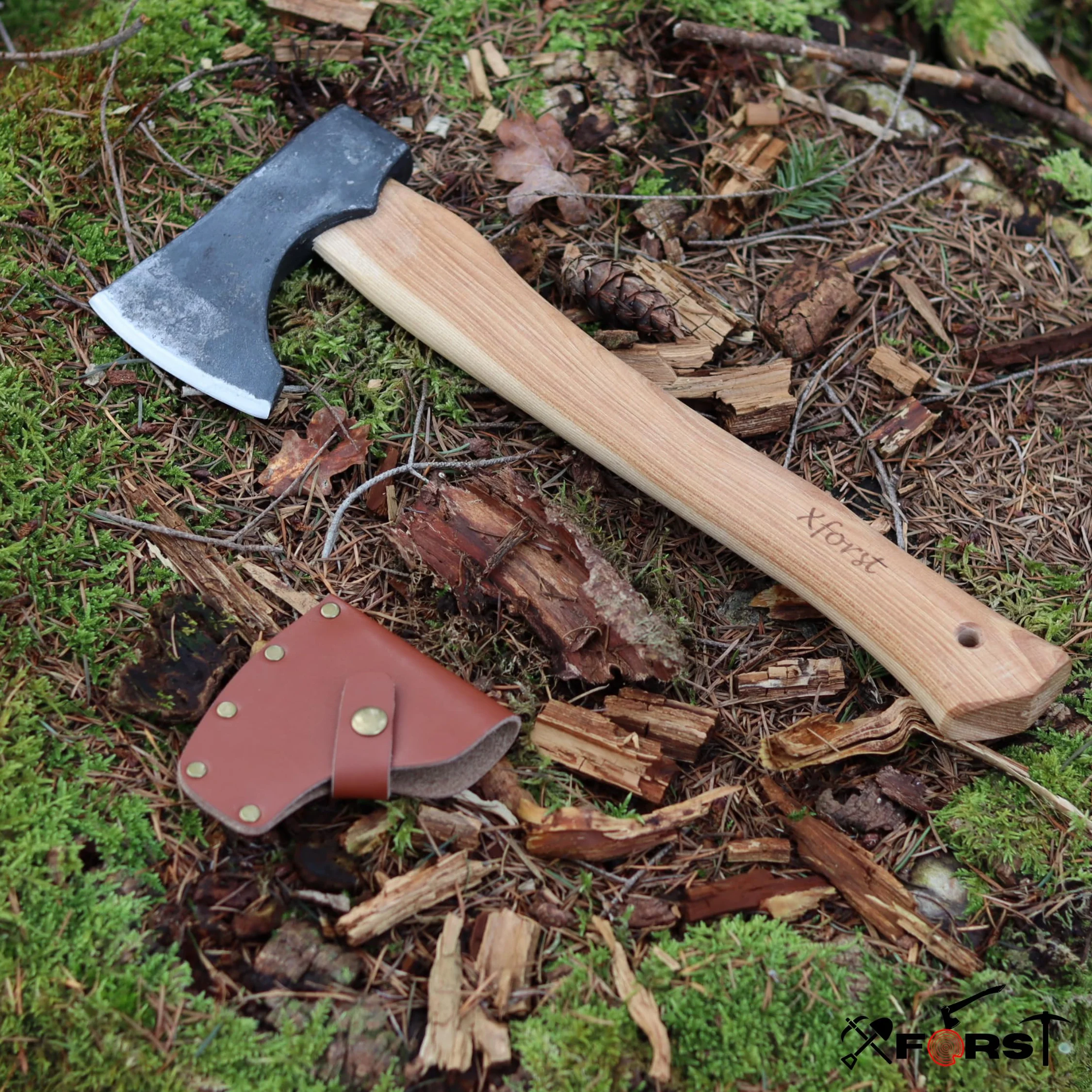 Xforst Ascia Accetta vichinga, scure da sopravvivenza con fodero in pelle, Acciaio al carbonio forgiato, manico in legno di noce americano, modello X-TA5B