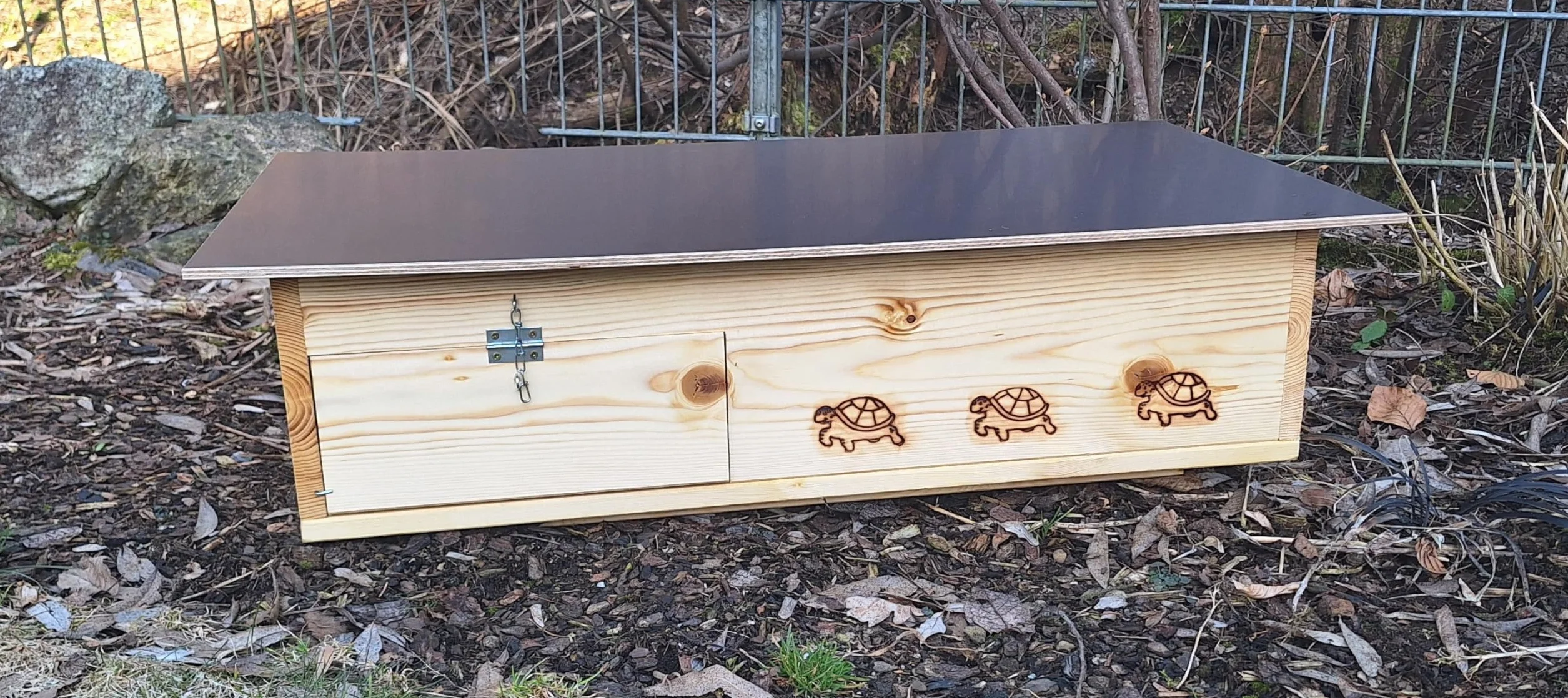 Casetta per tartarughe di alta qualità (SH9) in legno massiccio da 20 mm, resistente alle intemperie, con fondo e porta, con ventilazione regolabile, resistente alle intemperie