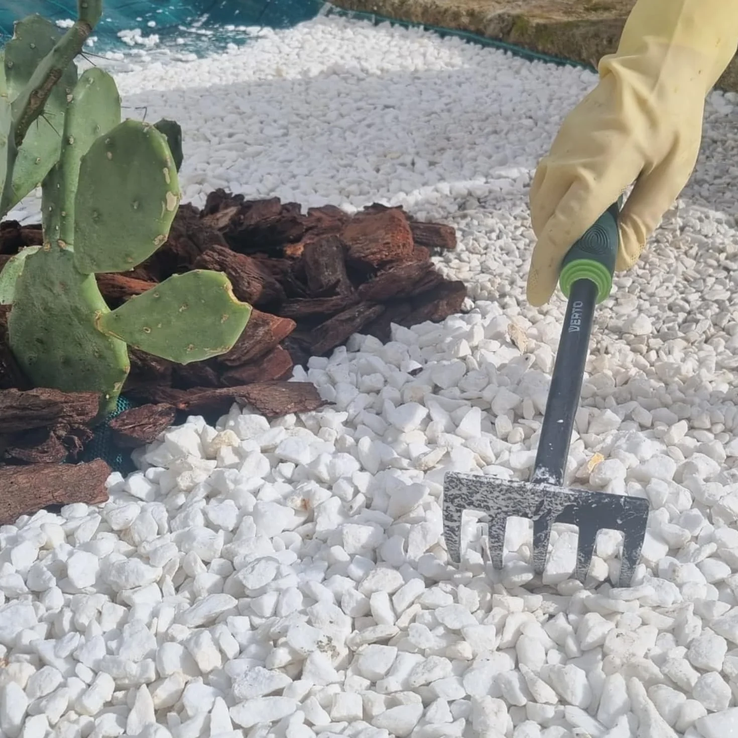 Legante per Ghiaia da Esterno da 5 Litri – Stabilizzatore che Incolla e Fissa Sassi Bianchi da Giardino, Ciottoli, Pietre, Corteccia per Pacciamatura – Resina Bianca Pronta all’Uso