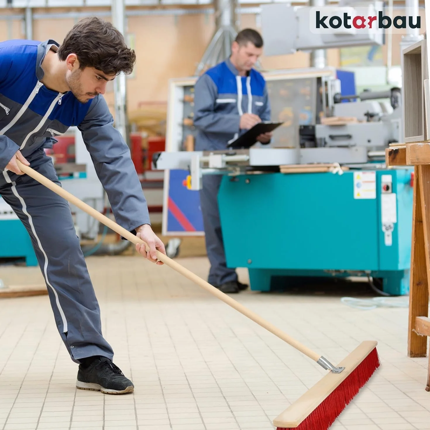 KOTARBAU® Scopa da Esterno - Spazzolone per Pavimenti Esterni - 85 cm - Scopettone Industriale - Scopa Giardino Esterno - con Manico - Legno - PVC