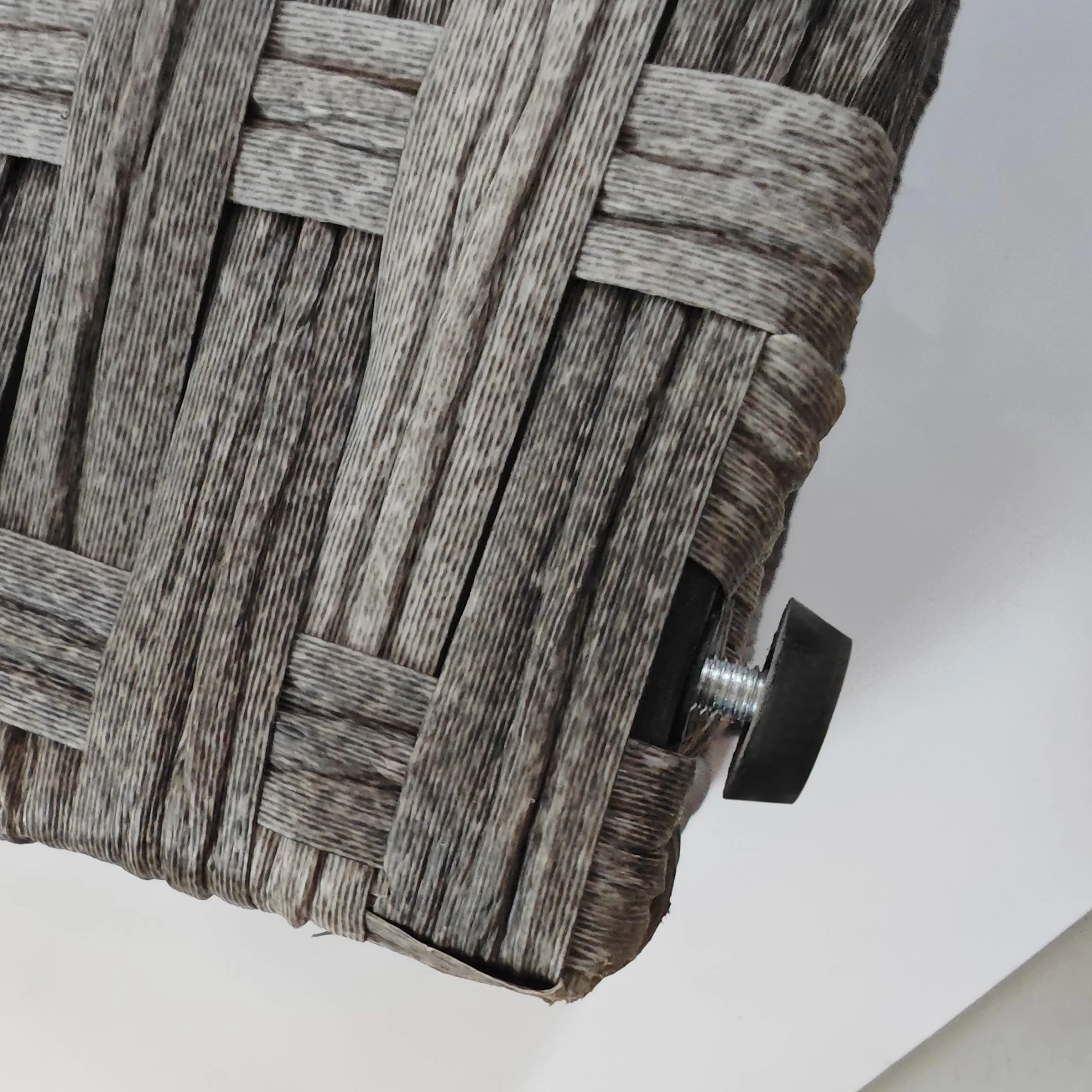 Outsunny Baule da Giardino in Rattan PE, Cassapanca da Esterno con Piedini Antiscivolo e Rivestimento Interno in Tessuto Impermeabile, 57x34x62cm, Grigio e Beige