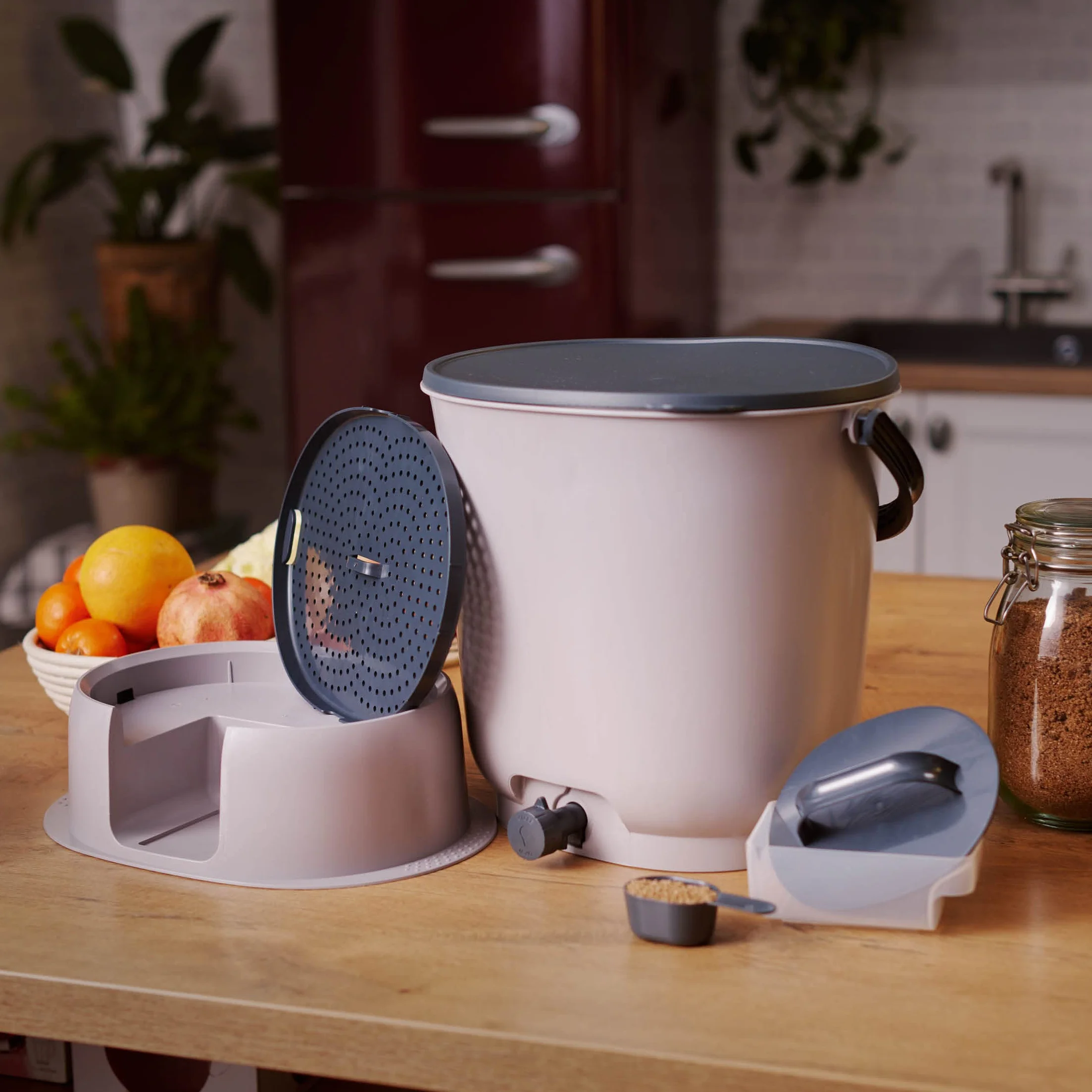 Skaza Bokashi Essential - Pattumiera biologica da cucina (15,3 litri) + base – Secchio per compost cucina e giardino in plastica riciclata – Starter Set + incl. 1 kg di avviamento per fermentazione