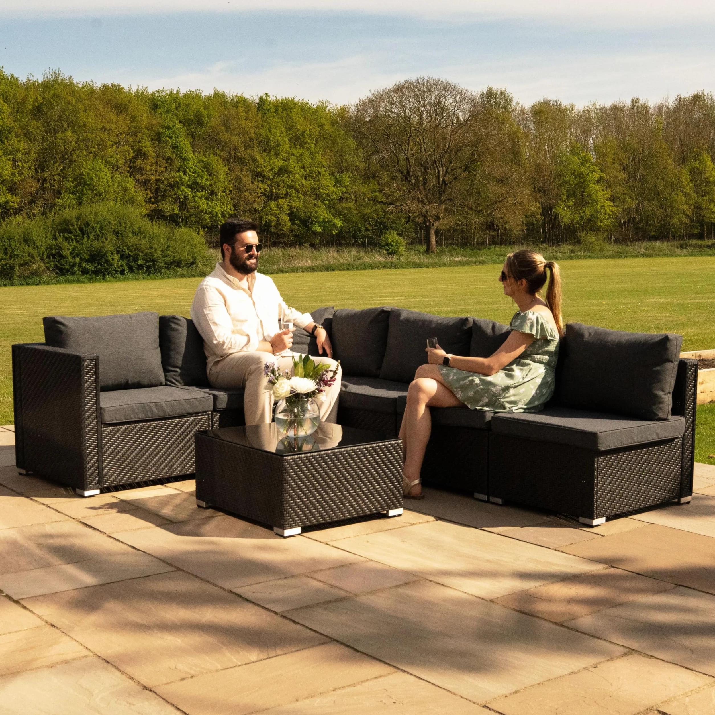 Monster Shop Set Mobili da Giardino 7 Pezzi in Rattan Nero – Divano Modulare 5 Posti con Cuscini Lavabili, Tavolino in Vetro, Copertura Impermeabile, per Esterno, Terrazzo e Veranda