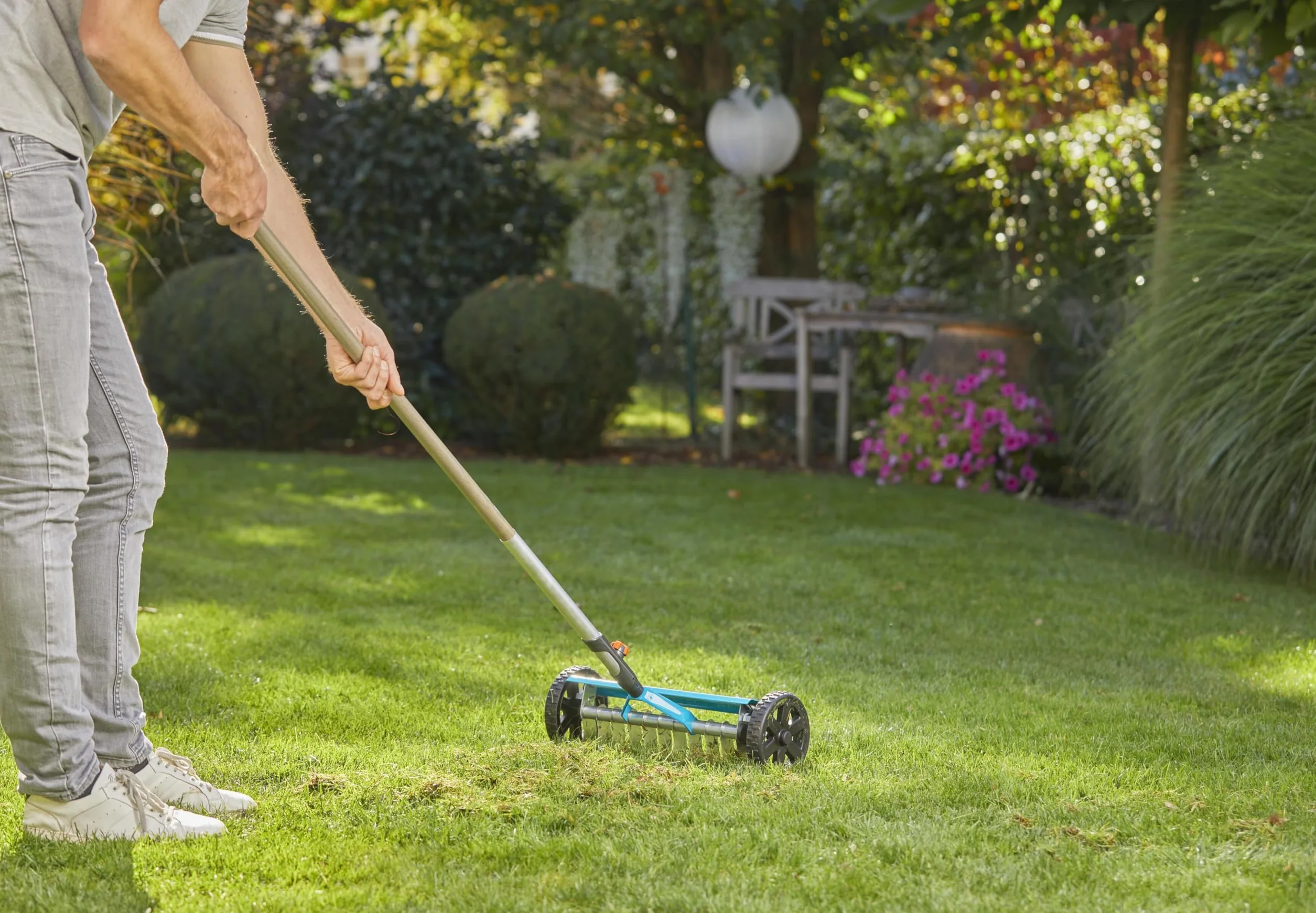 Gardena Miniaeratore su ruote Gardena combisystem: Scarificatore manuale per eliminare muschio, erbacce ed erba infeltrita, con ruote robuste (3395-88)