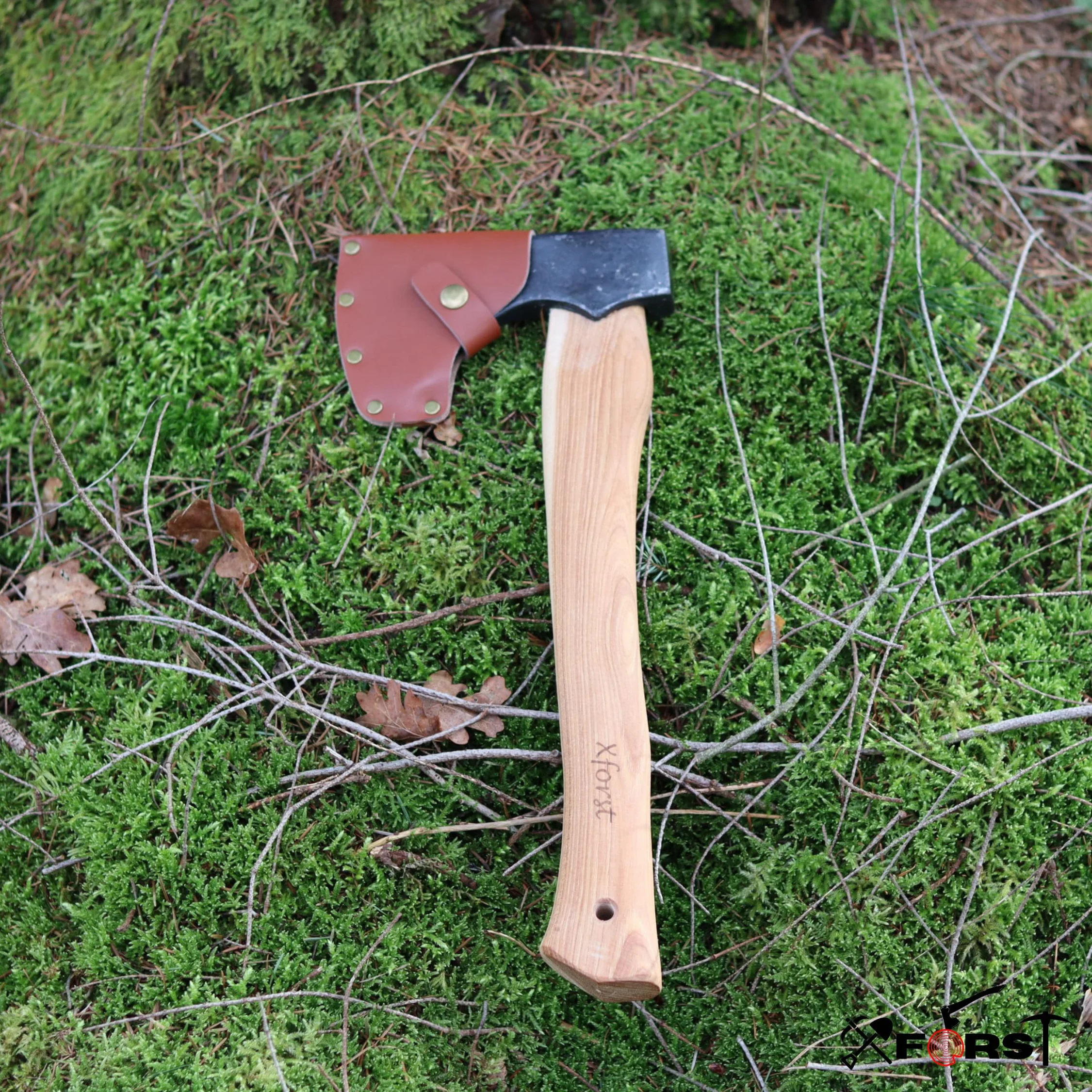 Xforst Ascia Accetta vichinga, scure da sopravvivenza con fodero in pelle, Acciaio al carbonio forgiato, manico in legno di noce americano, modello X-TA5B