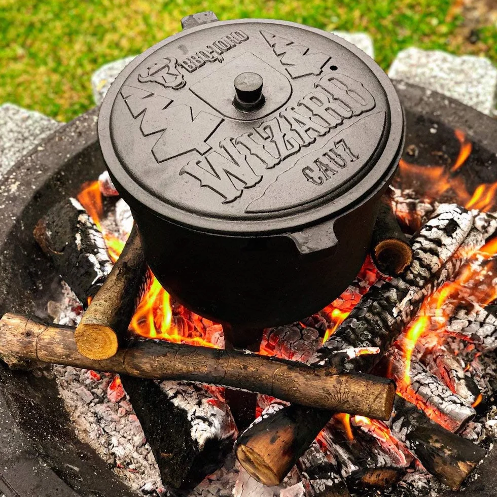 BBQ-Toro Wizard Cauldron | Pentola di cottura in ghisa | Pentola in ghisa con tre gambe, coperchio, staffa e viti di bloccaggio | Calderone per streghe (4 litro)