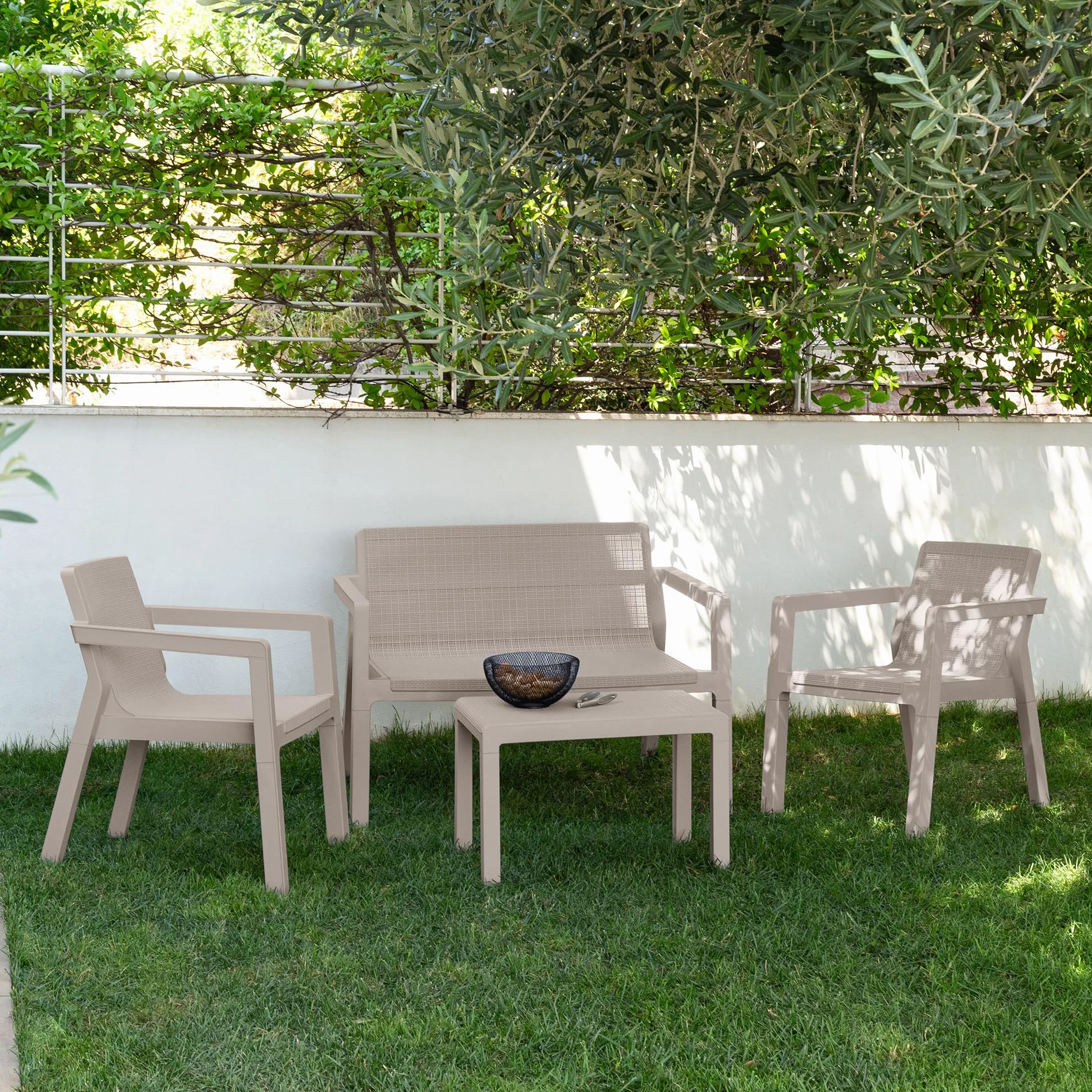 Toomax Set Salotto da giardino Riviera 4 posti grigio tortora, in polipropilene effetto juta, 2 poltrone con schienale ergonomico, divanetto da 2 posti e tavolo, ideale per terrazzi e spazi esterni