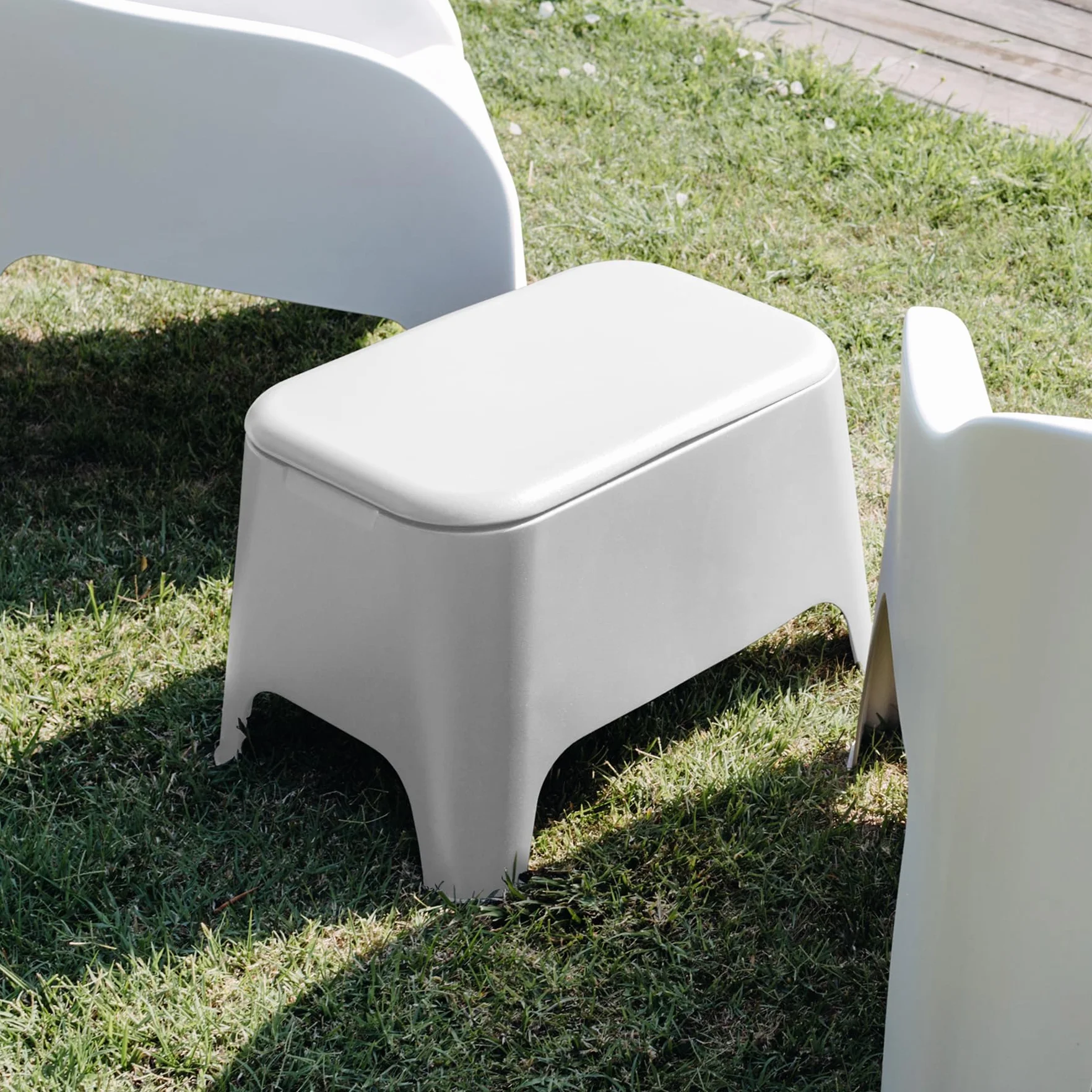 Tavolino Petra bianco 59x39x36 cm moderno con vano portaoggetti 21 litri coperchio rimovibile plastica riciclata uso esterno
