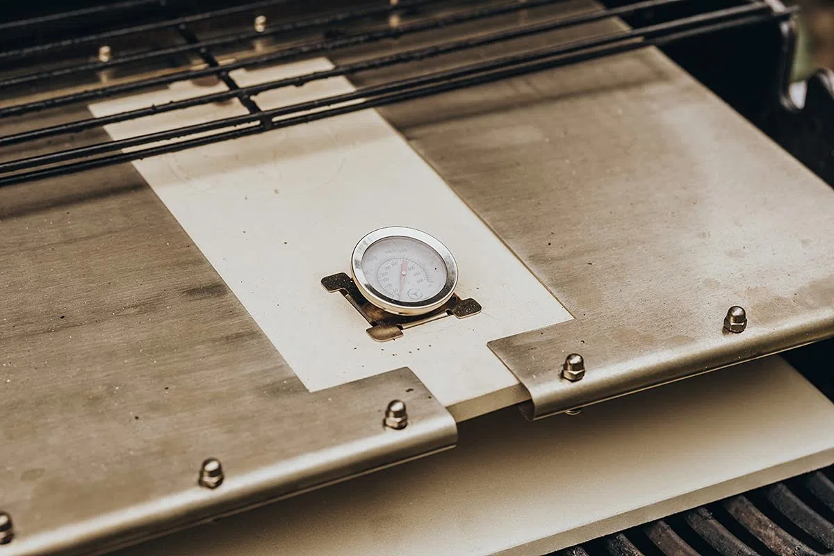 Griglia a gas Moesta-BBQ PizzaCover Flex in acciaio inox con tetto a codierite regolabile 600-900 mm