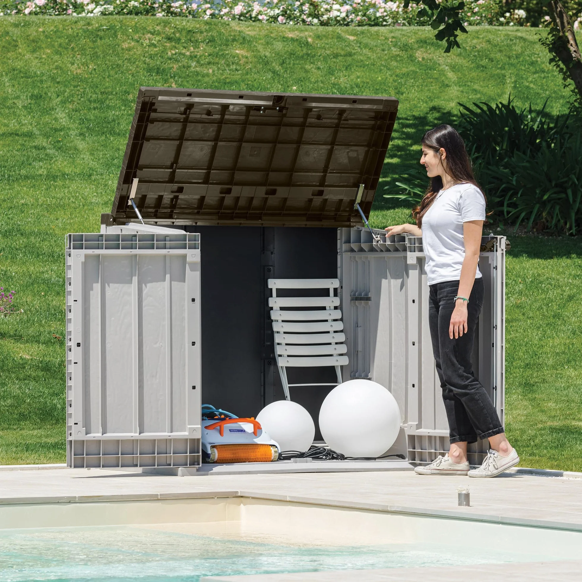 Toomax Storer Plus XL Baule da 1270L portattrezzi giardino, 145x85x124,5h cm effetto legno grigio talpa/marrone, porta bidoni spazzatura con coperchio assistito, resistente ai raggi UV, per esterni