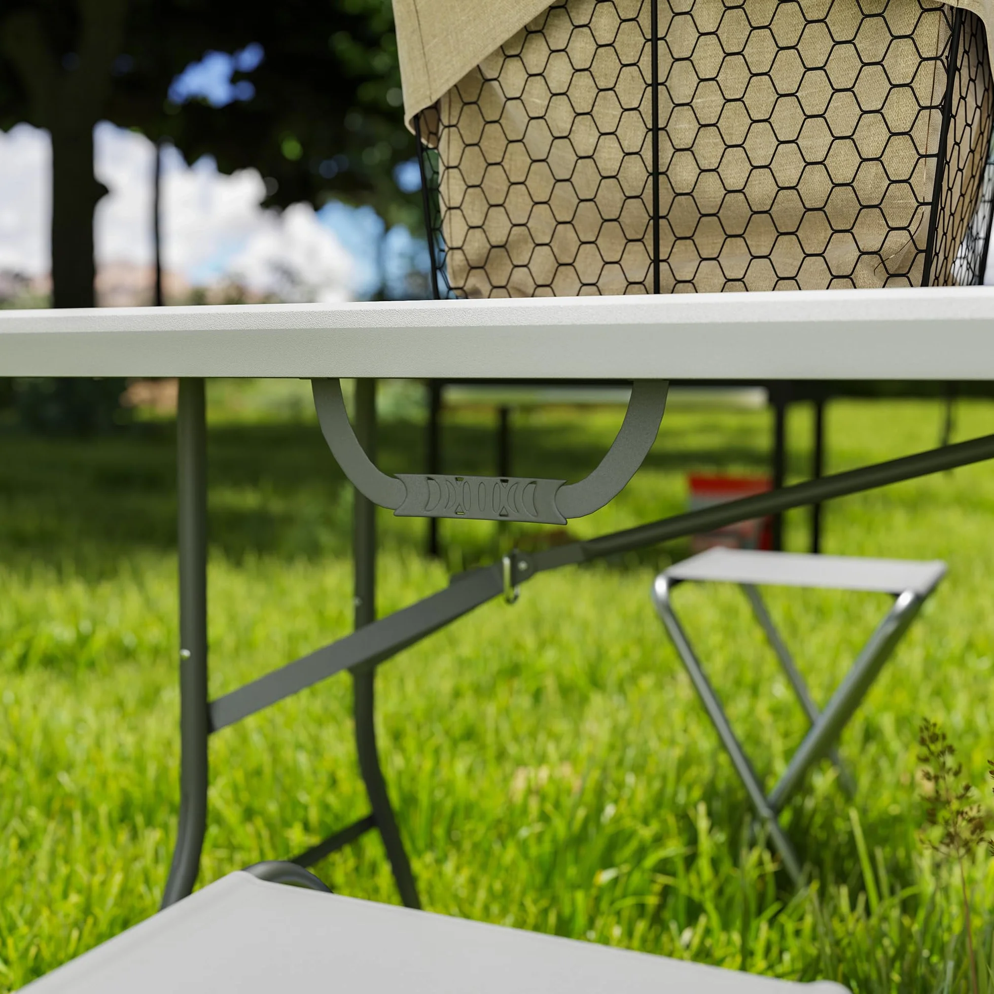 Outsunny Tavolo da Campeggio Pieghevole 180x74x74 cm Bianco, Tavolino da Esterno con Telaio in Metallo