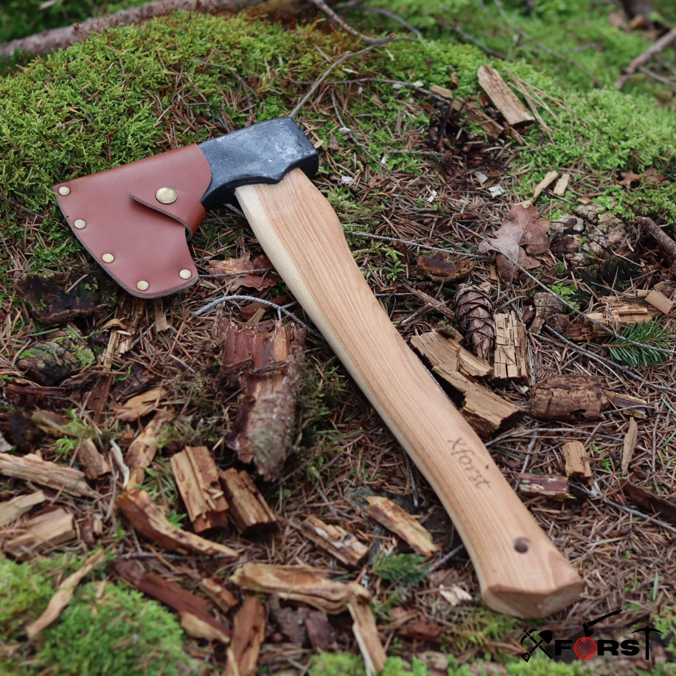 Xforst Ascia Accetta vichinga, scure da sopravvivenza con fodero in pelle, Acciaio al carbonio forgiato, manico in legno di noce americano, modello X-TA5B