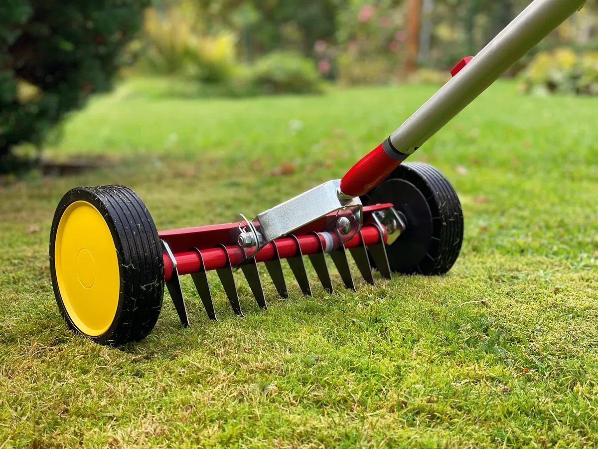 Wolf-Garten Scarificatore-Arieggiatore Manuale UR-M3 Multi-Star, Rosso/Giallo 9.5x47x60.5 cm