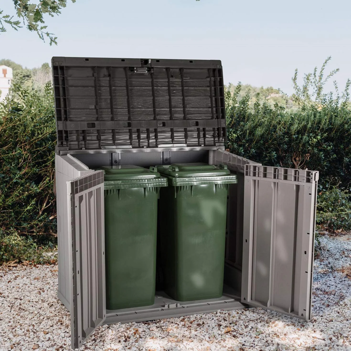 TOOMAX Stora Way Baule da 842L portattrezzi 129,5x74,5x111h cm effetto legno in plastica resistente, grigio talpa/antracite, porta bidoni da 2, con chiusura a chiavistello, ideale per il giardino