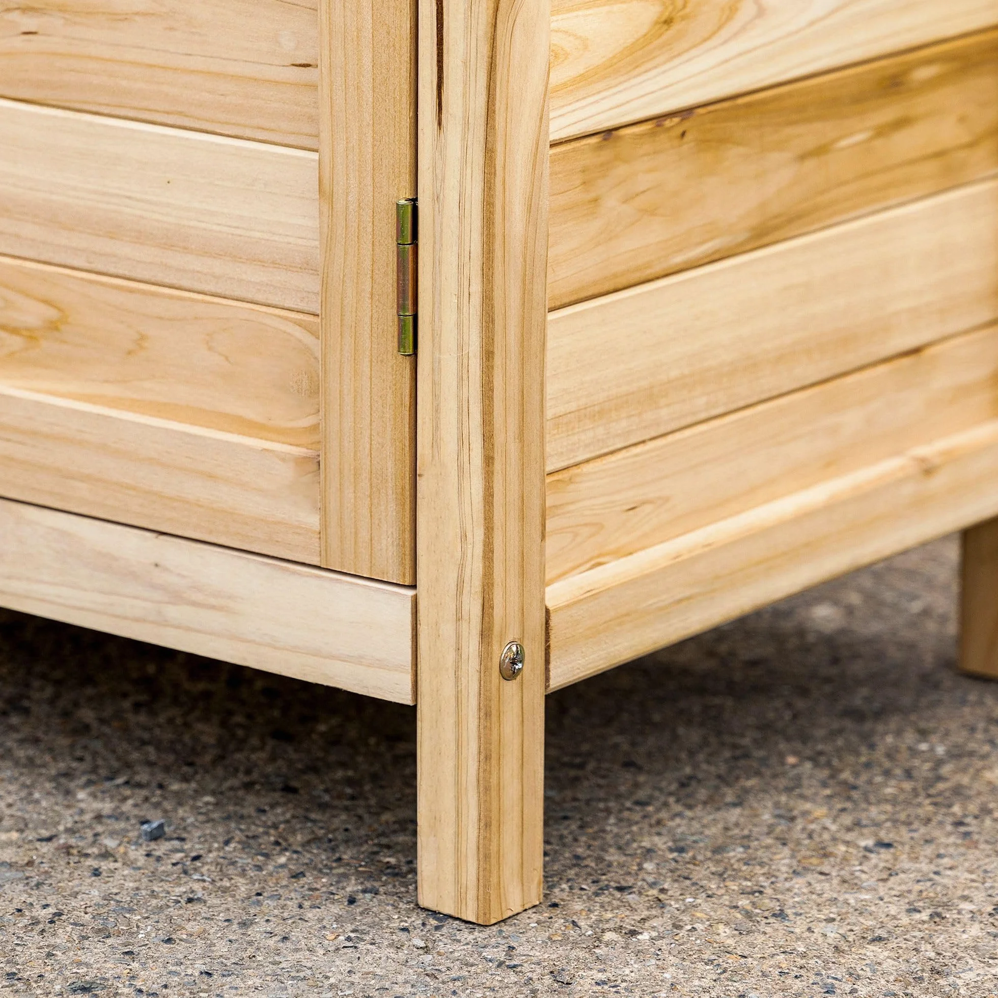 Outsunny Armadietto da Esterno a 2 Ripiani in Legno di Abete con Design Rialzato e 2 Ante, 83x40x92 cm, Color Legno