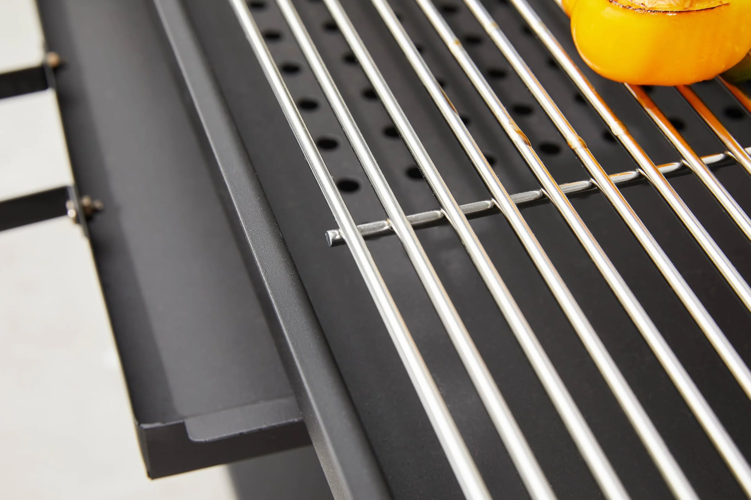 METRO Professional Barbecue a Carbonella Deluxe, Acciaio Inox, 2 Griglie Regolabili, Ruote, Tavolino, Copertura, Nero