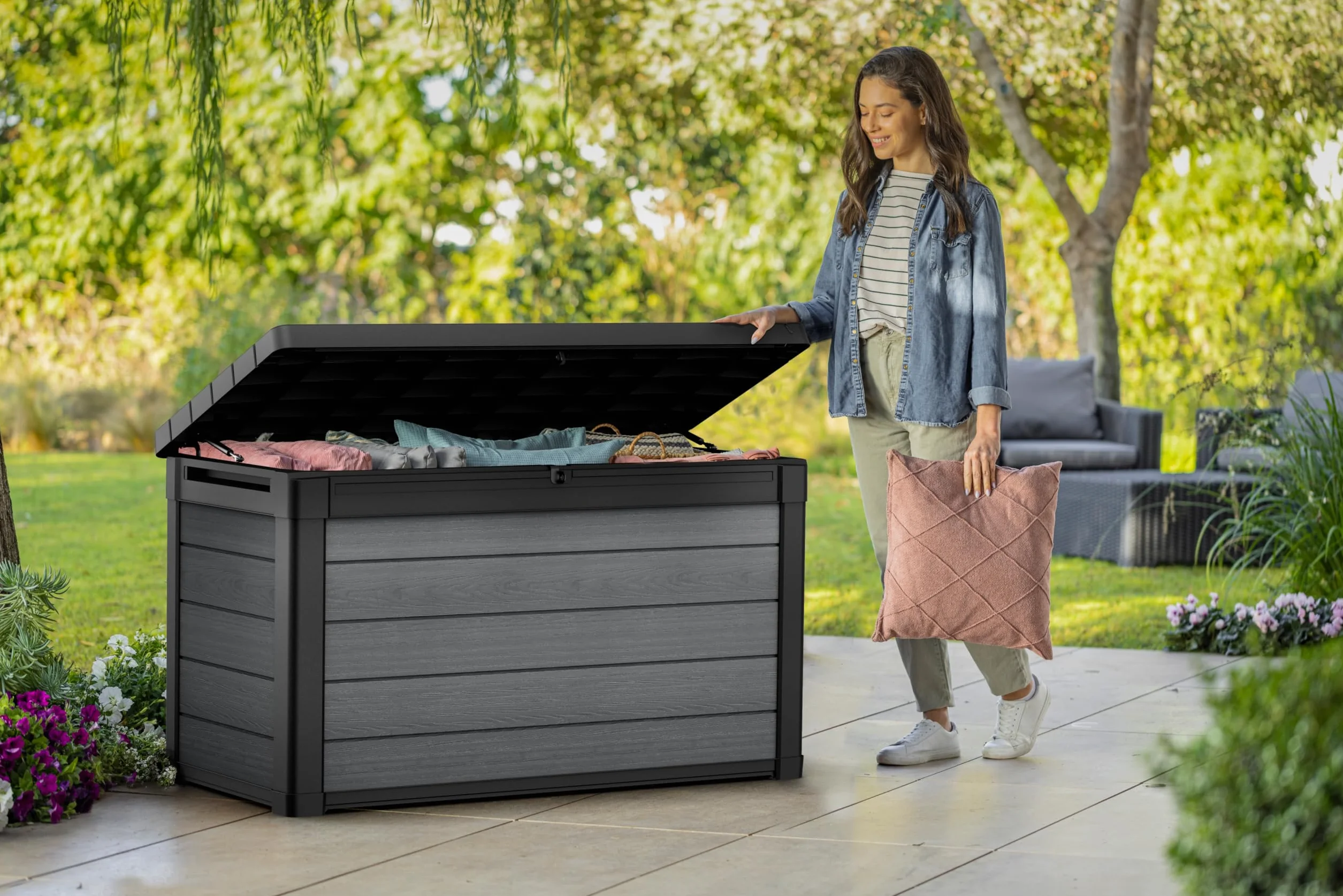 Keter Cortina 100G Baule da Giardino 380L Effetto Legno Grigio 122,9x62,1x70,6H cm