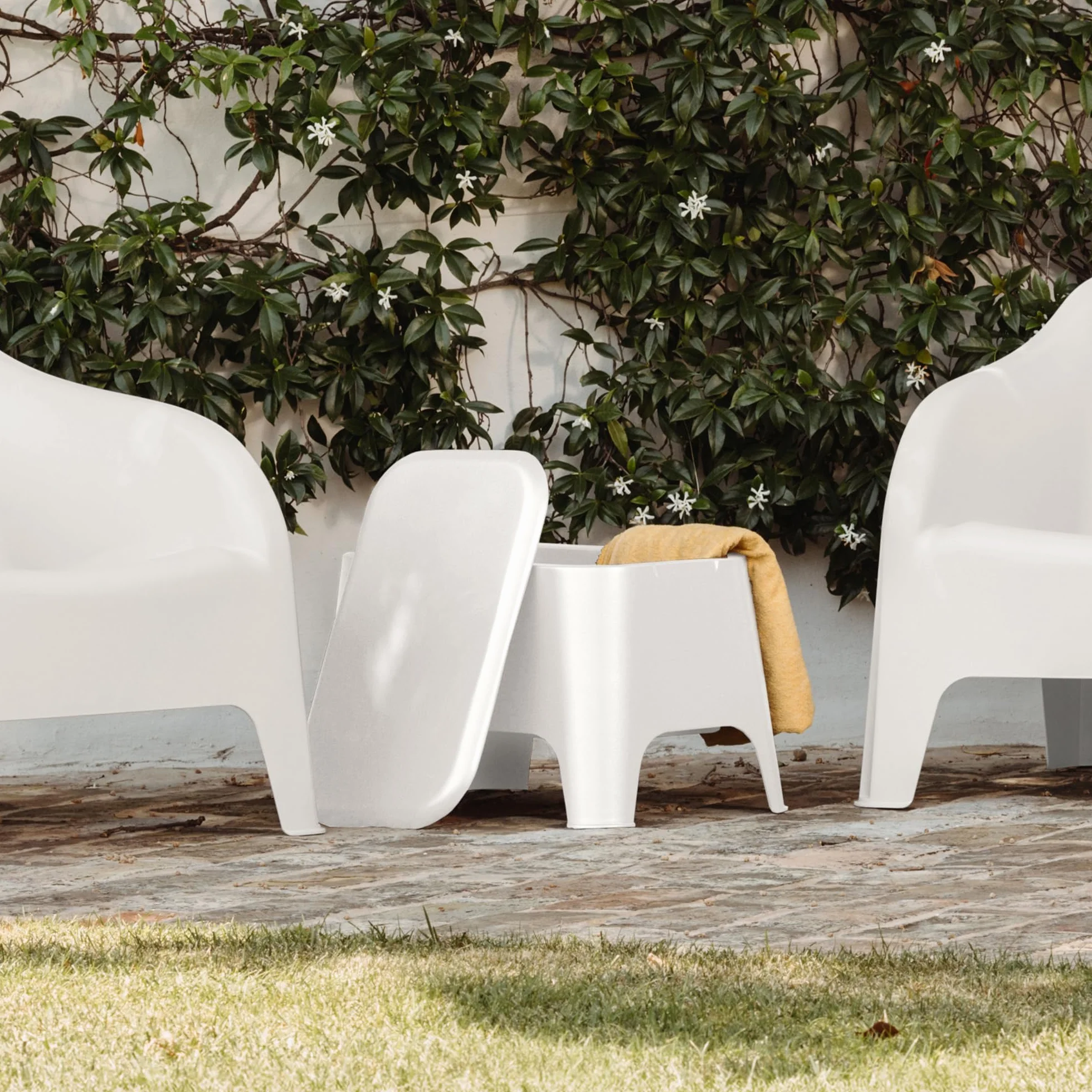 Tavolino Petra bianco 59x39x36 cm moderno con vano portaoggetti 21 litri coperchio rimovibile plastica riciclata uso esterno