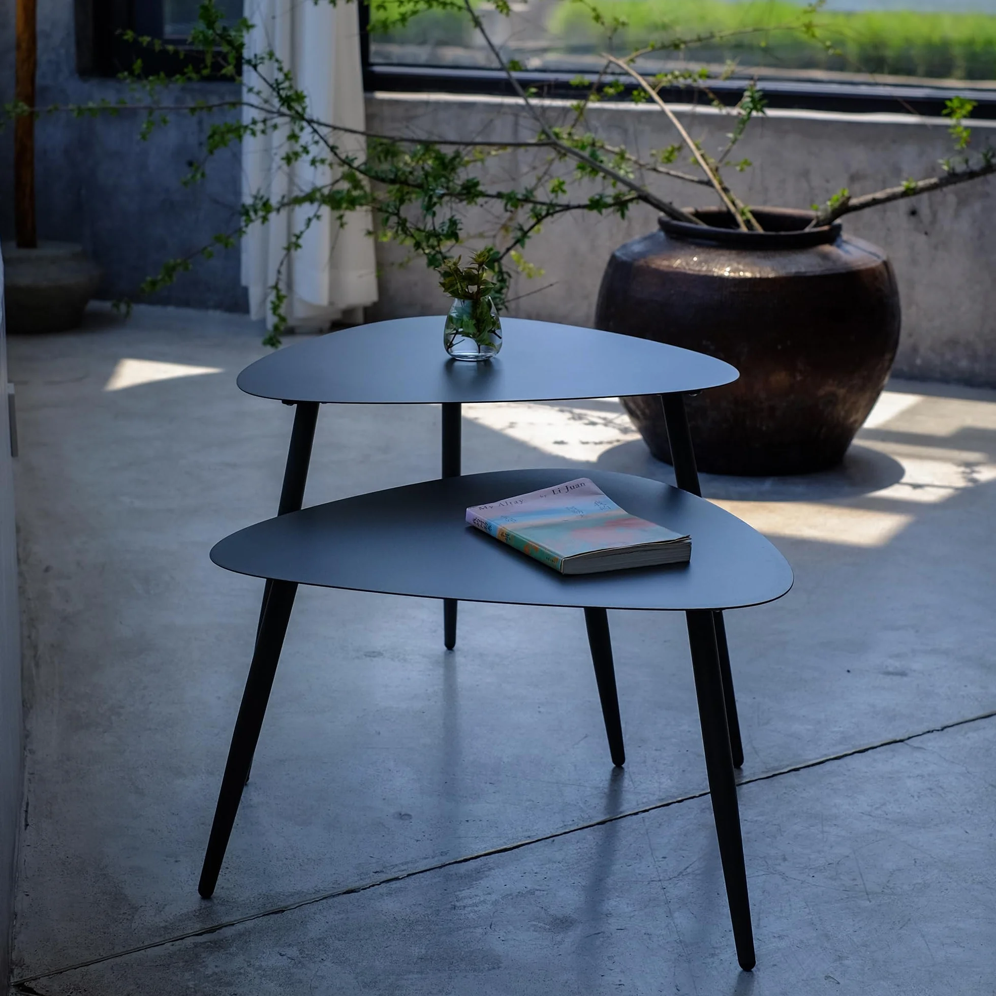 casa.pro Set di 2 Tavolini da Esterno in Acciaio Altezze Diverse Piano Triangolare Curvo con 3 Gambe Ideali per Terrazze Balconi e Giardini Coperti – Grigio Antracite
