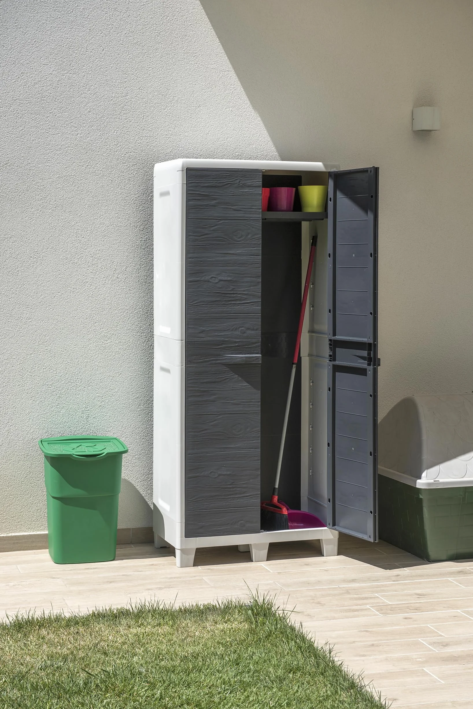 Toomax Armadio Portascope Woody's XL 78x46x182h cm in plastica resistente effetto legno grigio chiaro/antracite, 4 ripiani regolabili, piedini e predisposizione per lucchetto, per ripostigli e garage
