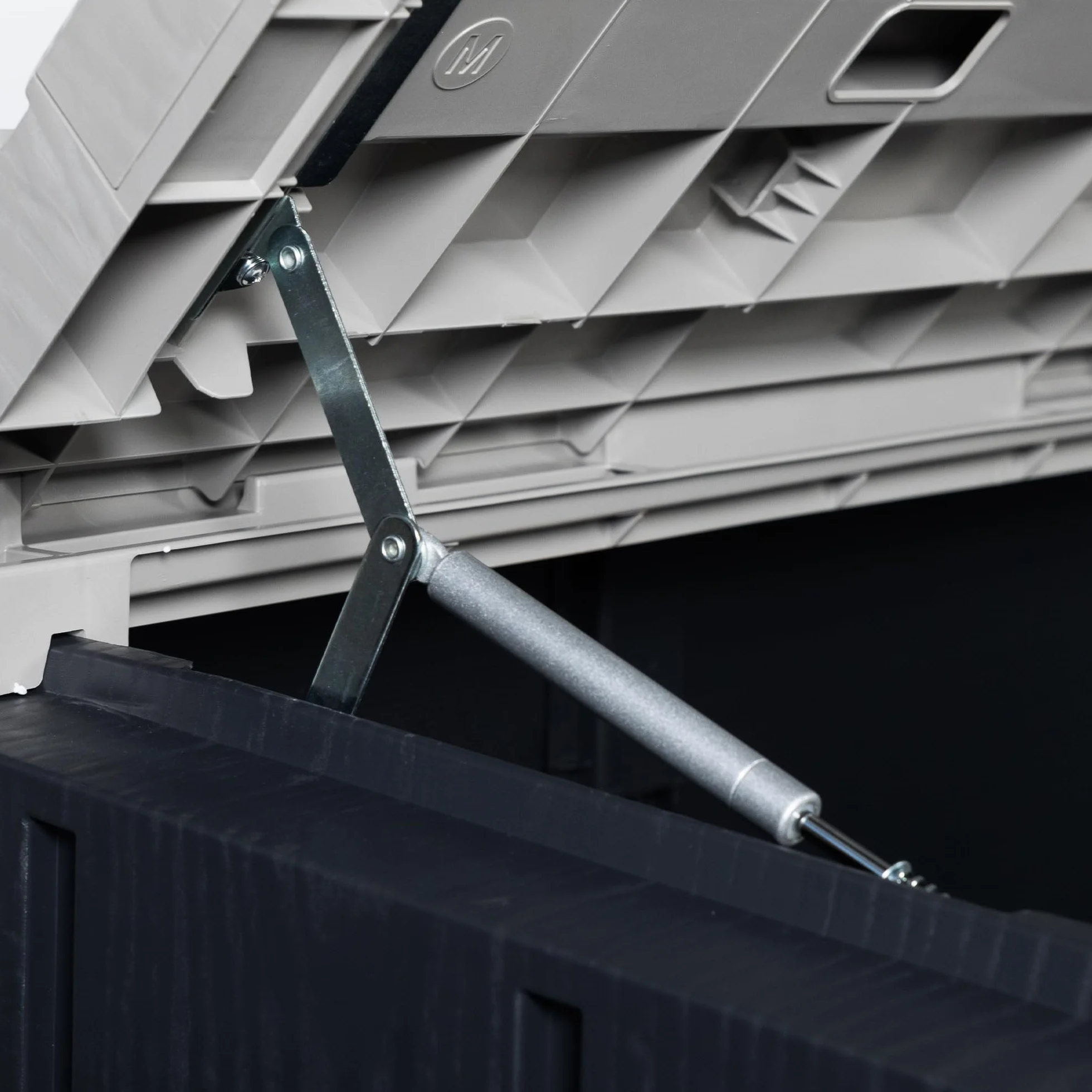 Toomax Stora Way Plus XL Baule 1270L portattrezzi 145x85x124,5h cm, in plastica resistente antracite/grigio, porta bidoni spazzatura, apertura assistita e chiusura a chiavistello, ideale per esterno