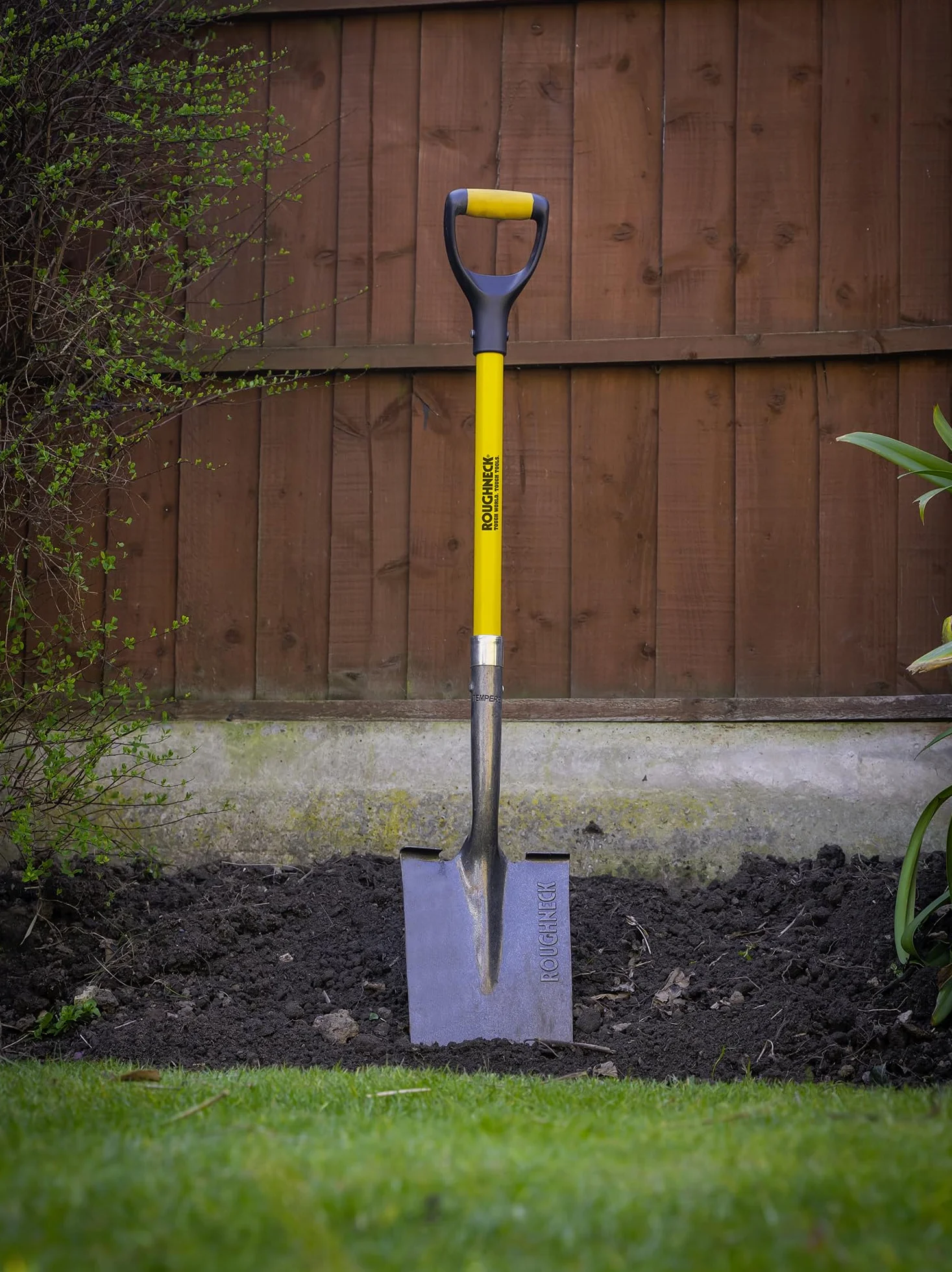 Vanga da scavo Roughneck 1070 mm (42") – Lama in acciaio al carbonio, attacco rinforzato, manico in fibra di vetro, battistrada antiscivolo per giardinaggio e paesaggistica