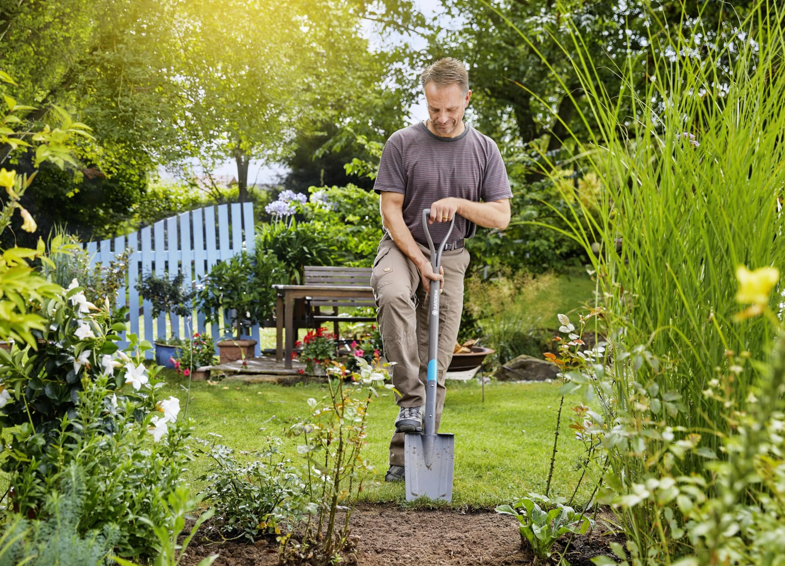 Gardena Vanga Natureline: Vanga da Giardino in Acciaio di Alta qualità per Scavare e Smuovere, Poggiapiedi Sicuro, Manico in Frassino Fsc (17000-20)