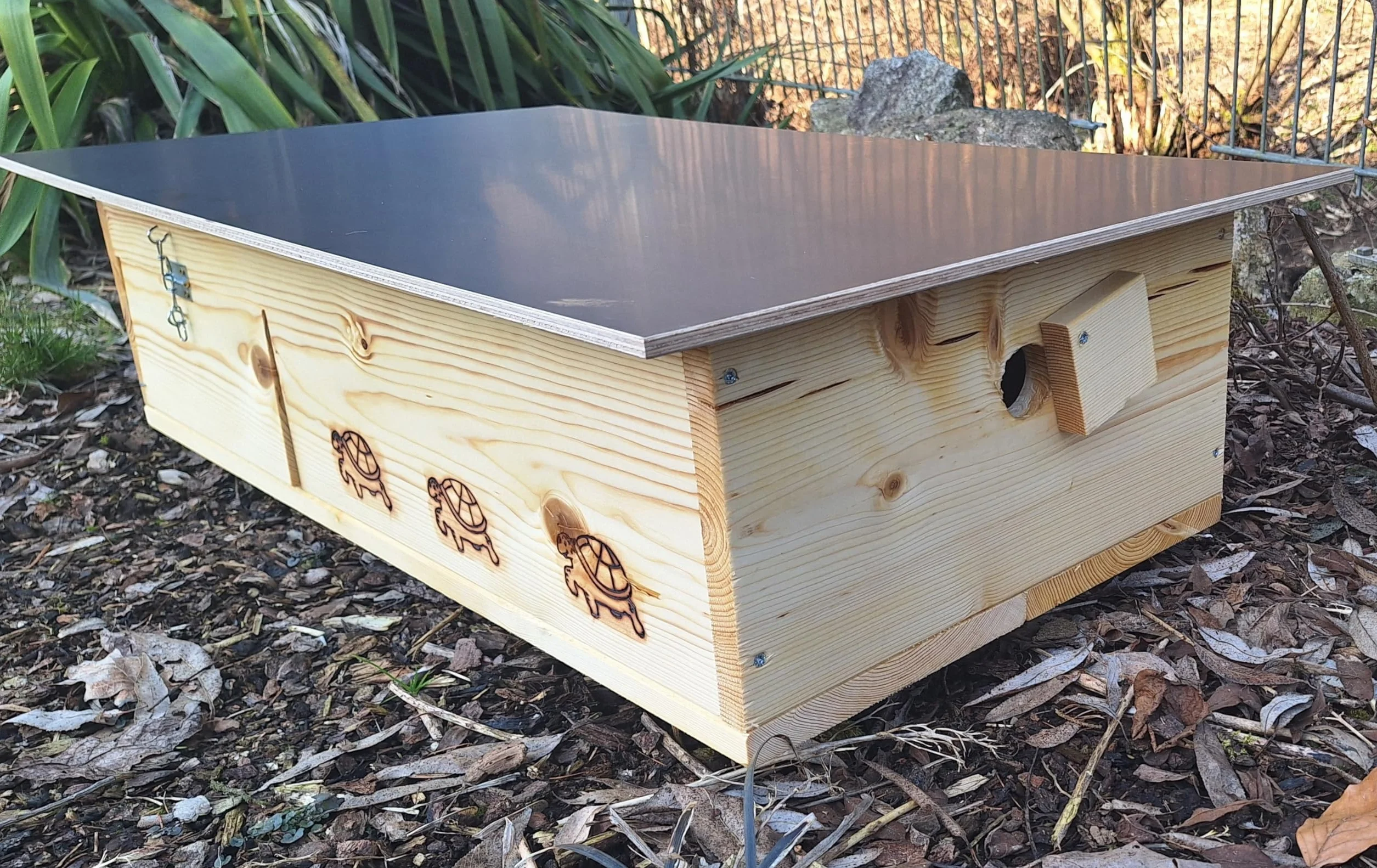 Casetta per tartarughe di alta qualità (SH9) in legno massiccio da 20 mm, resistente alle intemperie, con fondo e porta, con ventilazione regolabile, resistente alle intemperie