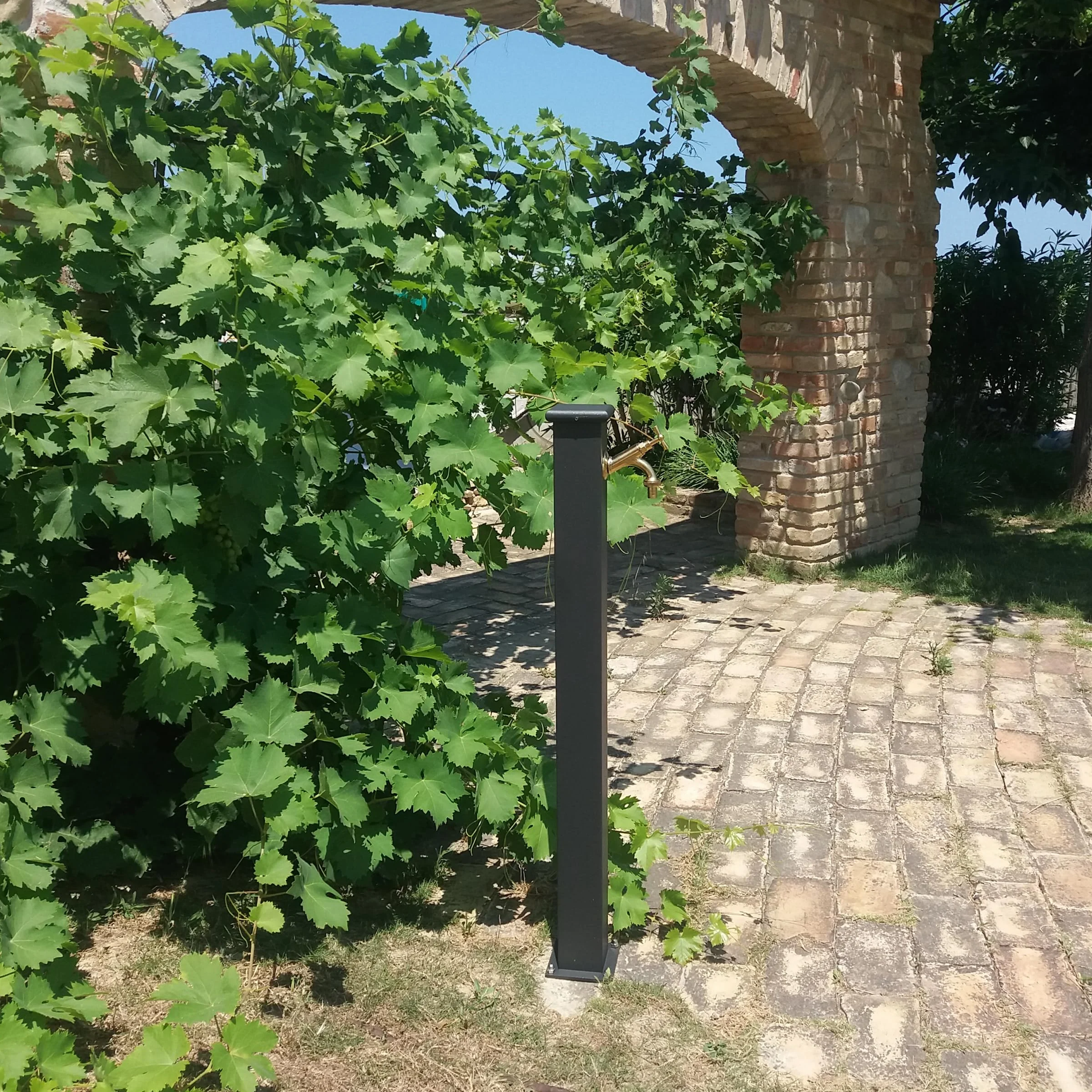 Fonderia Bongiovanni | Fontana a Colonna | Modello Olimpia | per Casa Giardino | con Impianto Idrico | con Rubinetto Ottone Brunito | Fontana Colonna da Giardino Esterno | Fontana da giardino esterno