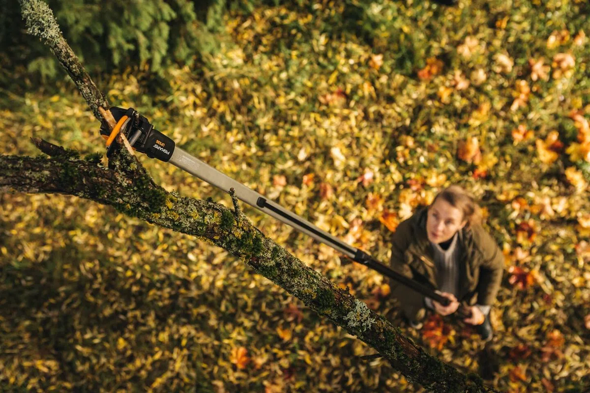 Fiskars Set Svettatoio Telescopico Bypass, Lama Acciaio, Manico Alluminio, 2,4-4 m, UPX86, Seghetto Acciaio Temprato 46 cm