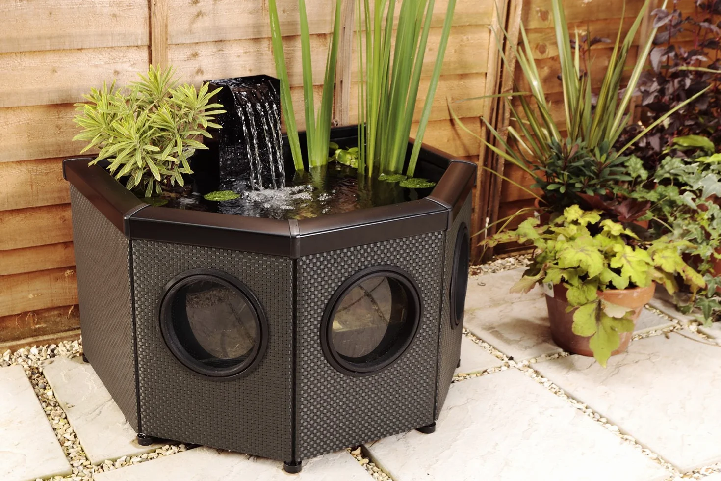Aquagarden, Affinity, Kit Completo per laghetto Alto con finestre, a Forma di Mezzaluna, Piscina con Gioco d'Acqua, tra Cui Inpond 5 in 1 2000 Pompa dell'Acqua e Stagno con chiarificatore UV, Tre