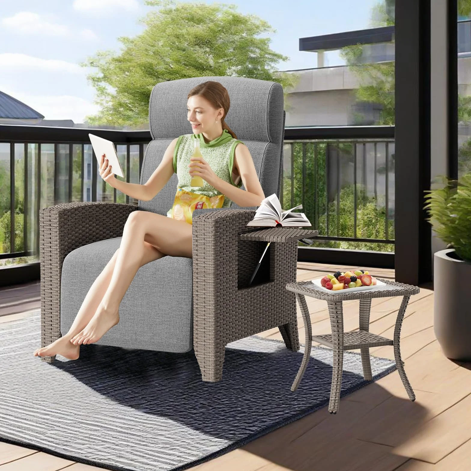 Sedia da Giardino in Rattan, Sedia Sdraio Imbottita da Casa, Portata 200 Kg, Schienale Regolabile a 160°, Tavolino Laterale Integrato, Adatta Per Giardino, Piscina, Balcone (Grigio Marrone, 1pack)
