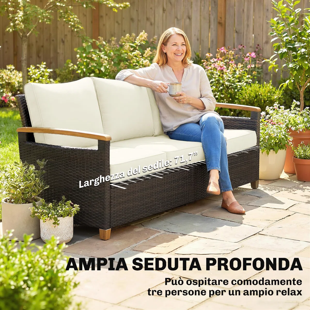 Outsunny Divanetto da Esterno a 3 Posti in Rattan PE, Divano da Giardino con Braccioli Effetto Legno, Cuscini Lavabili, Struttura in Acciaio, per Terrazzo, Patio e Balcone, Veranda, Marrone e Crema