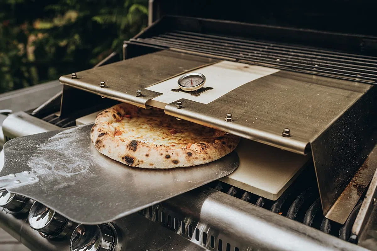 Griglia a gas Moesta-BBQ PizzaCover Flex in acciaio inox con tetto a codierite regolabile 600-900 mm