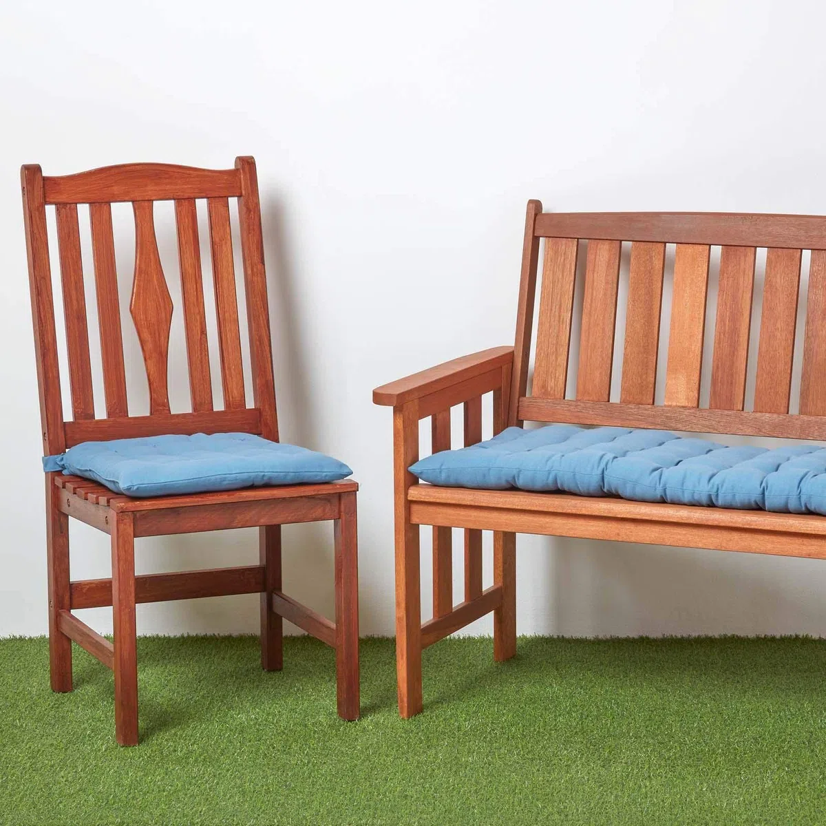 HOMESCAPES Cuscino per panca da giardino per mobili da patio panca da cucina o da sala pranzo per interni ed esterni confortevole stile moderno trapuntato Three seater (143 x 48 x 5 cm) Blu Airforce