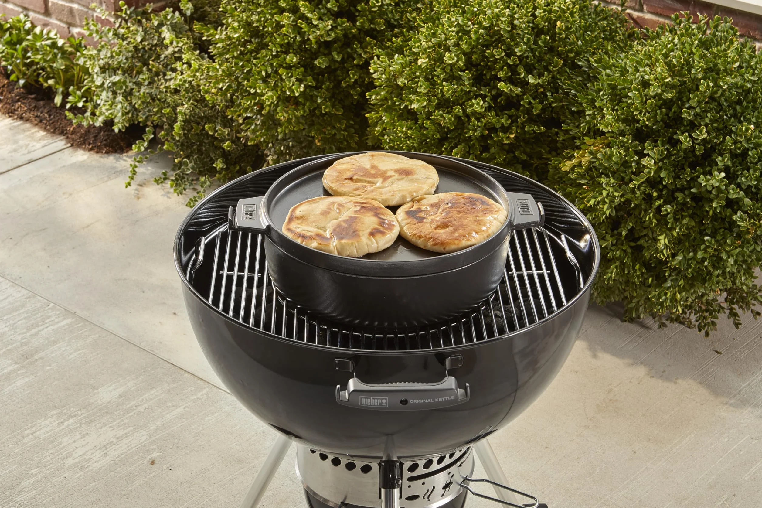 Weber Dutch Oven 2-in-1 per Sistema Gourmet BBQ/pentola in ghisa con Coperchio Utilizzabile Come Padella – Nero (8857)