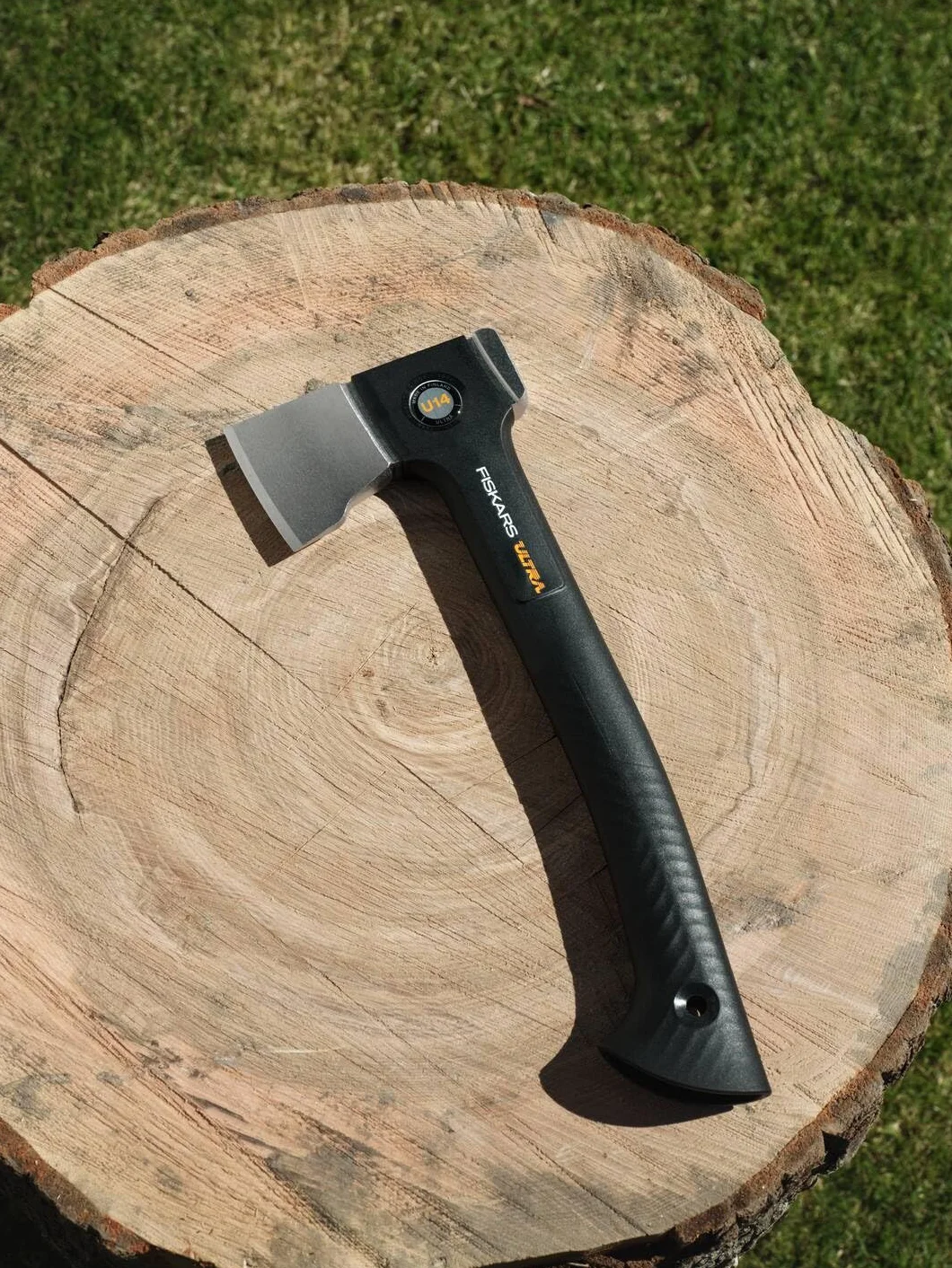 Fiskars Ultra Ascia Universale U14, Ascia Multiuso per Giardino, Lama Acciaio Carbonio, Manico FiberComp, 35,5 cm, Nero
