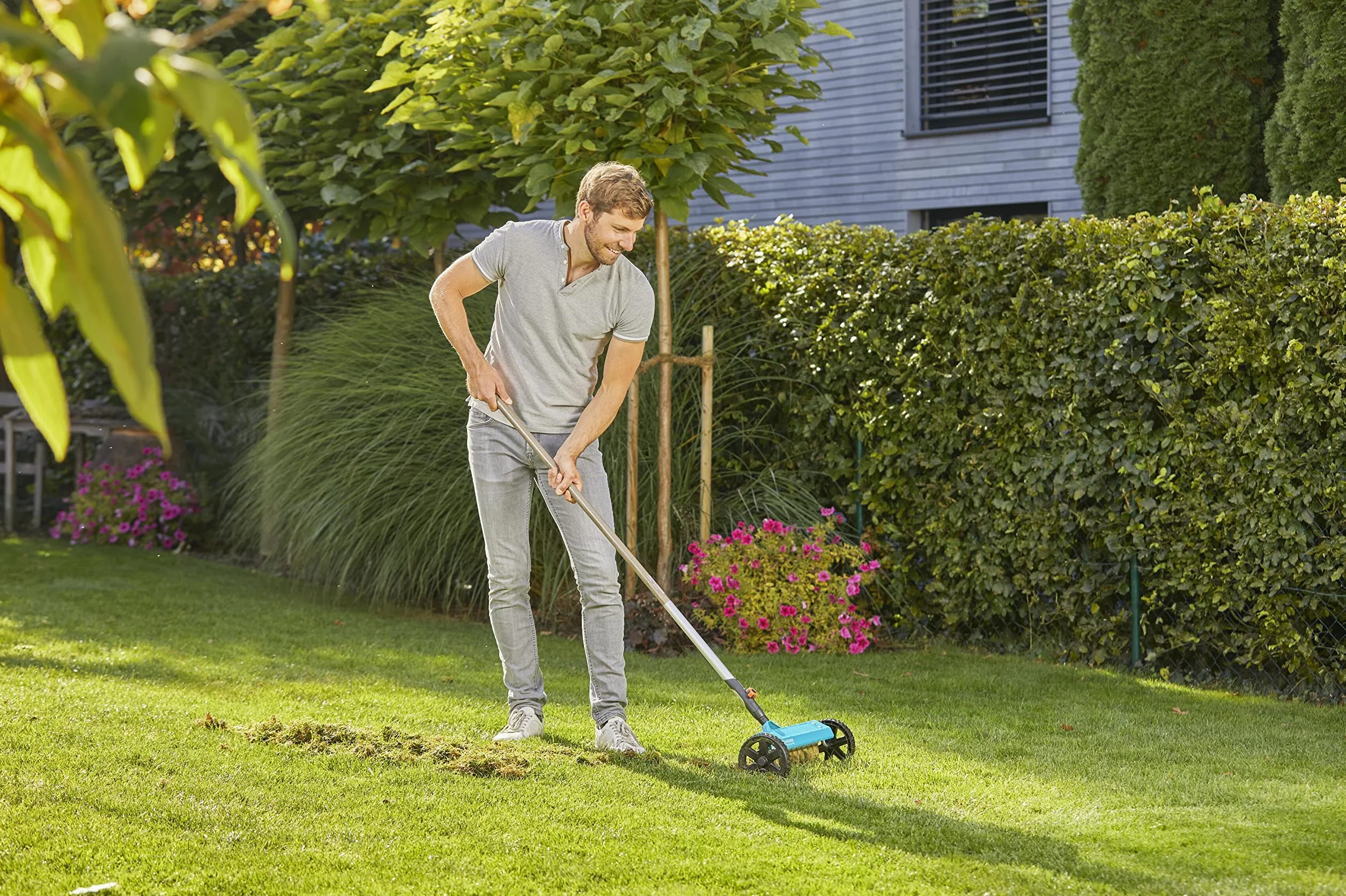 Gardena Miniaeratore su ruote Gardena combisystem: Scarificatore manuale per eliminare muschio, erbacce ed erba infeltrita, con ruote robuste (3395-88)